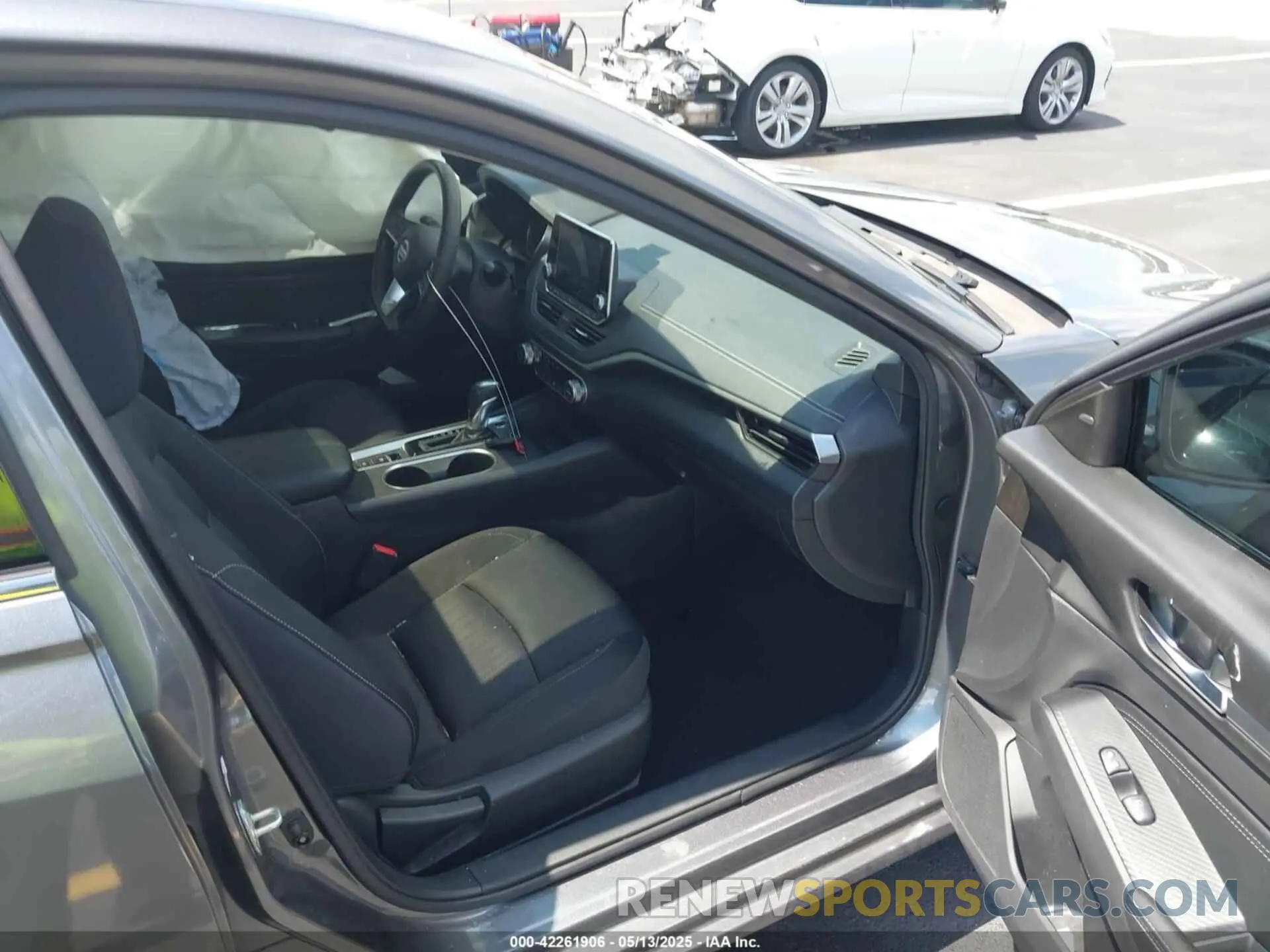 5 Photograph of a damaged car 1N4BL4DV8KC123713 NISSAN ALTIMA 2019