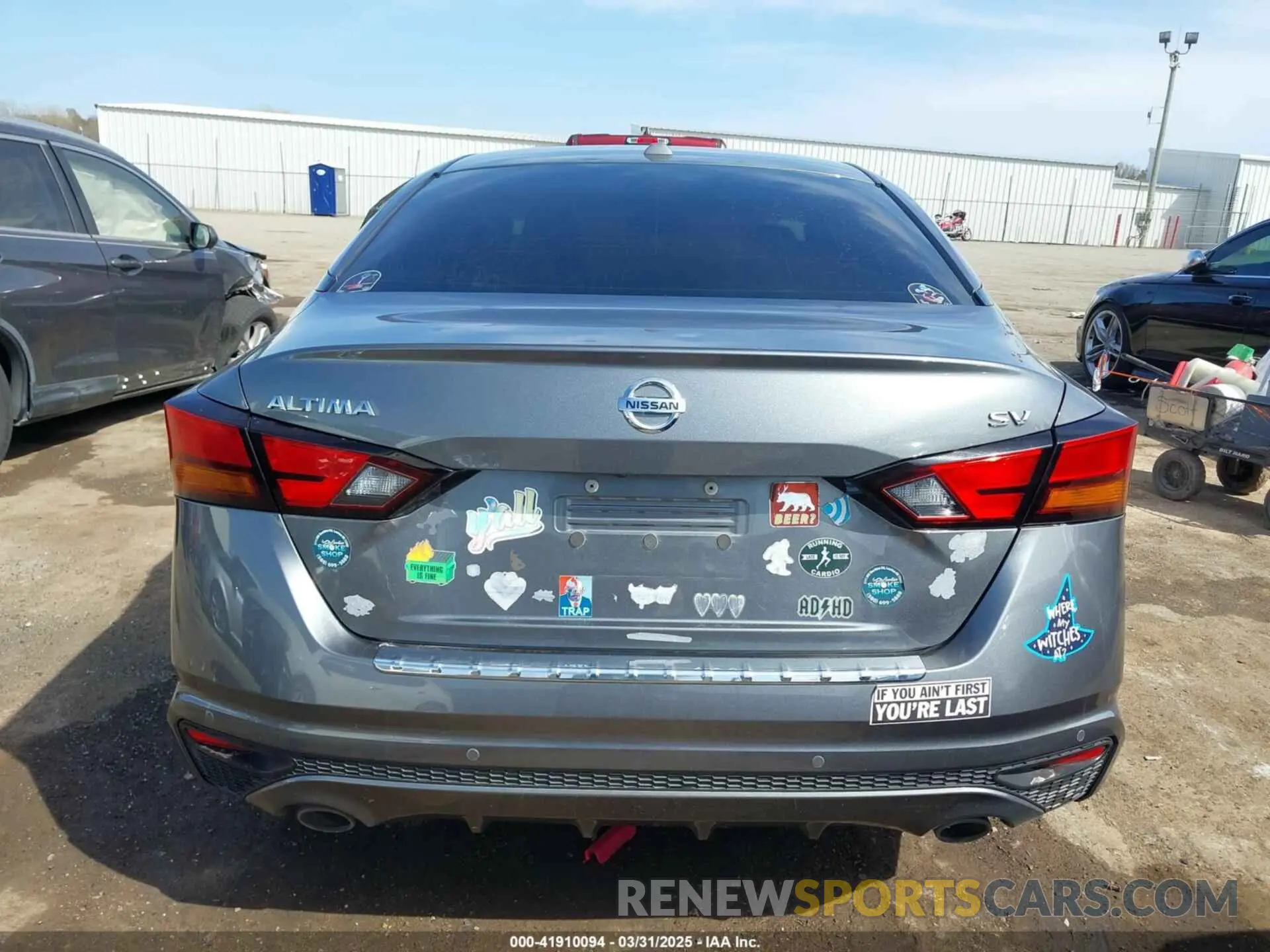 17 Photograph of a damaged car 1N4BL4DV8KC216862 NISSAN ALTIMA 2019