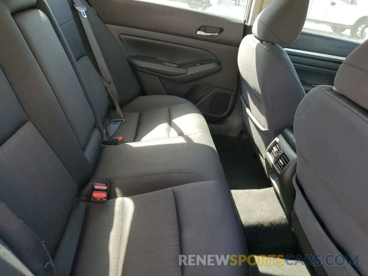 10 Photograph of a damaged car 1N4BL4DV9KC140858 NISSAN ALTIMA 2019