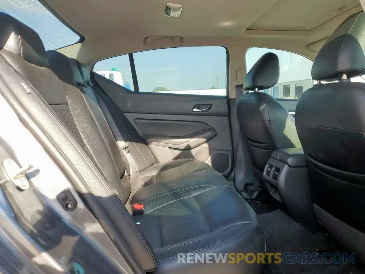 10 Photograph of a damaged car 1N4BL4DVXKC118559 NISSAN ALTIMA 2019