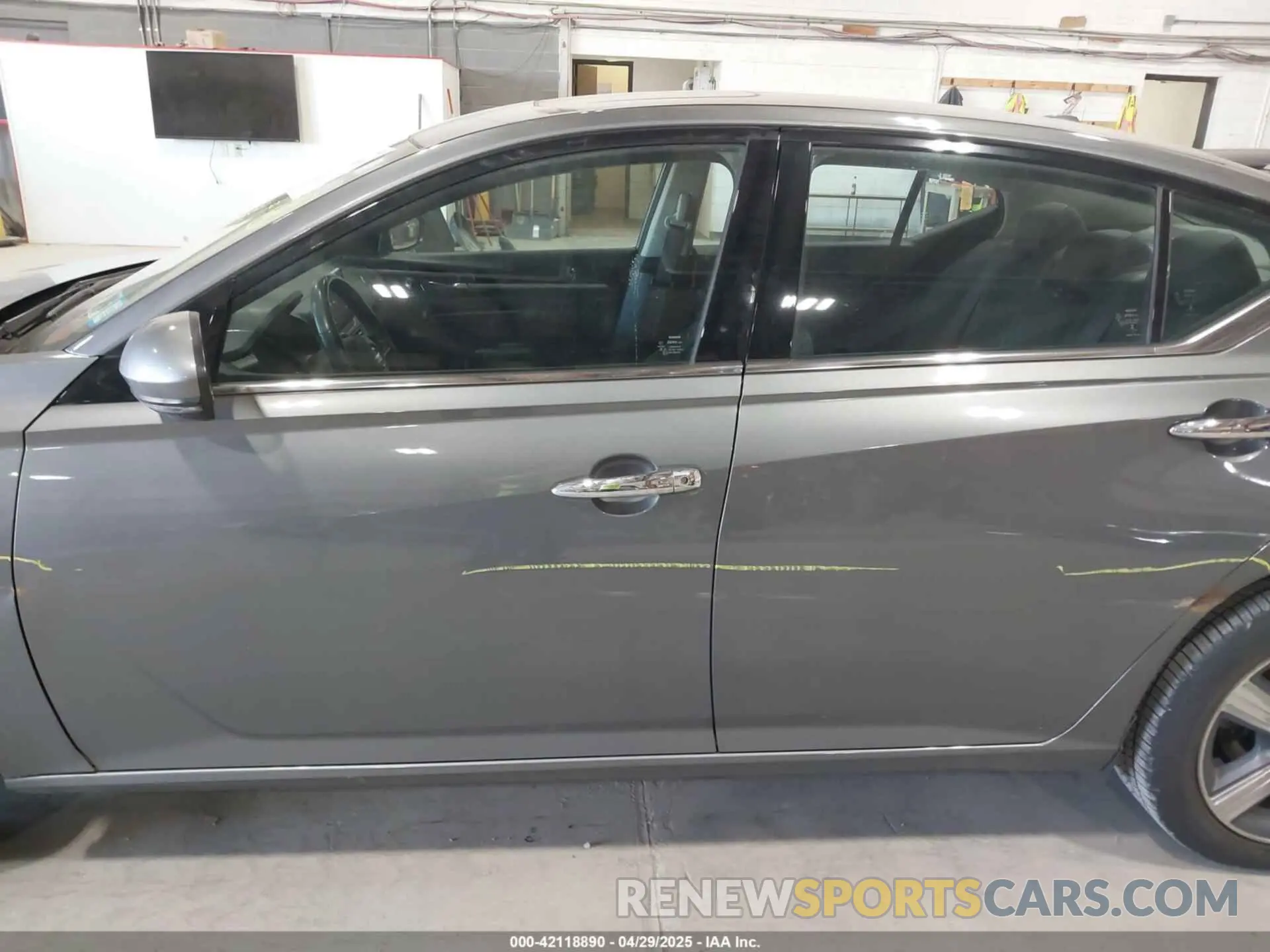 18 Photograph of a damaged car 1N4BL4DW5KN302899 NISSAN ALTIMA 2019