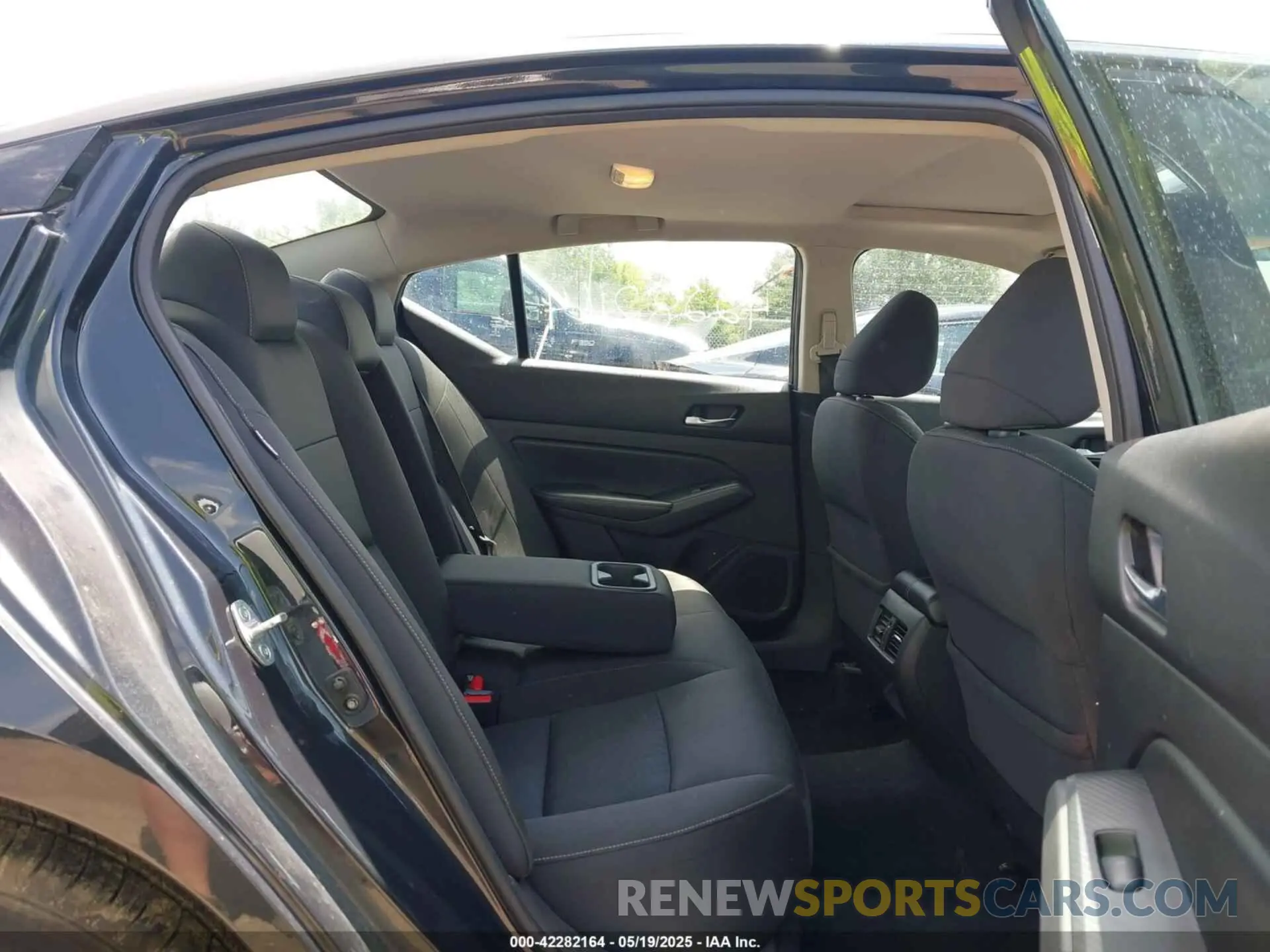 8 Photograph of a damaged car 1N4BL4DW9KN300931 NISSAN ALTIMA 2019