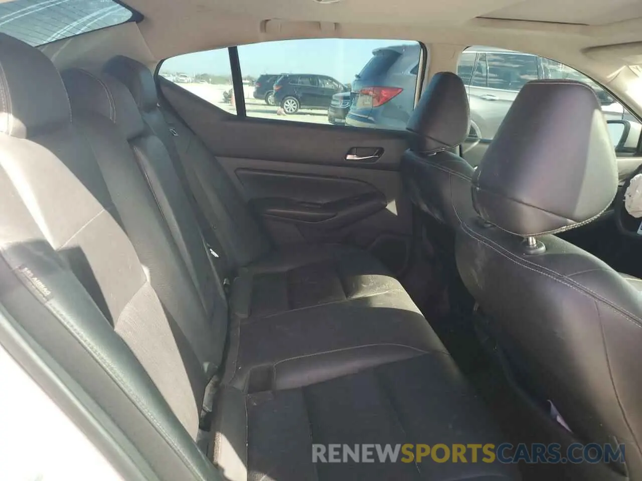 10 Photograph of a damaged car 1N4BL4EV2KC131658 NISSAN ALTIMA 2019