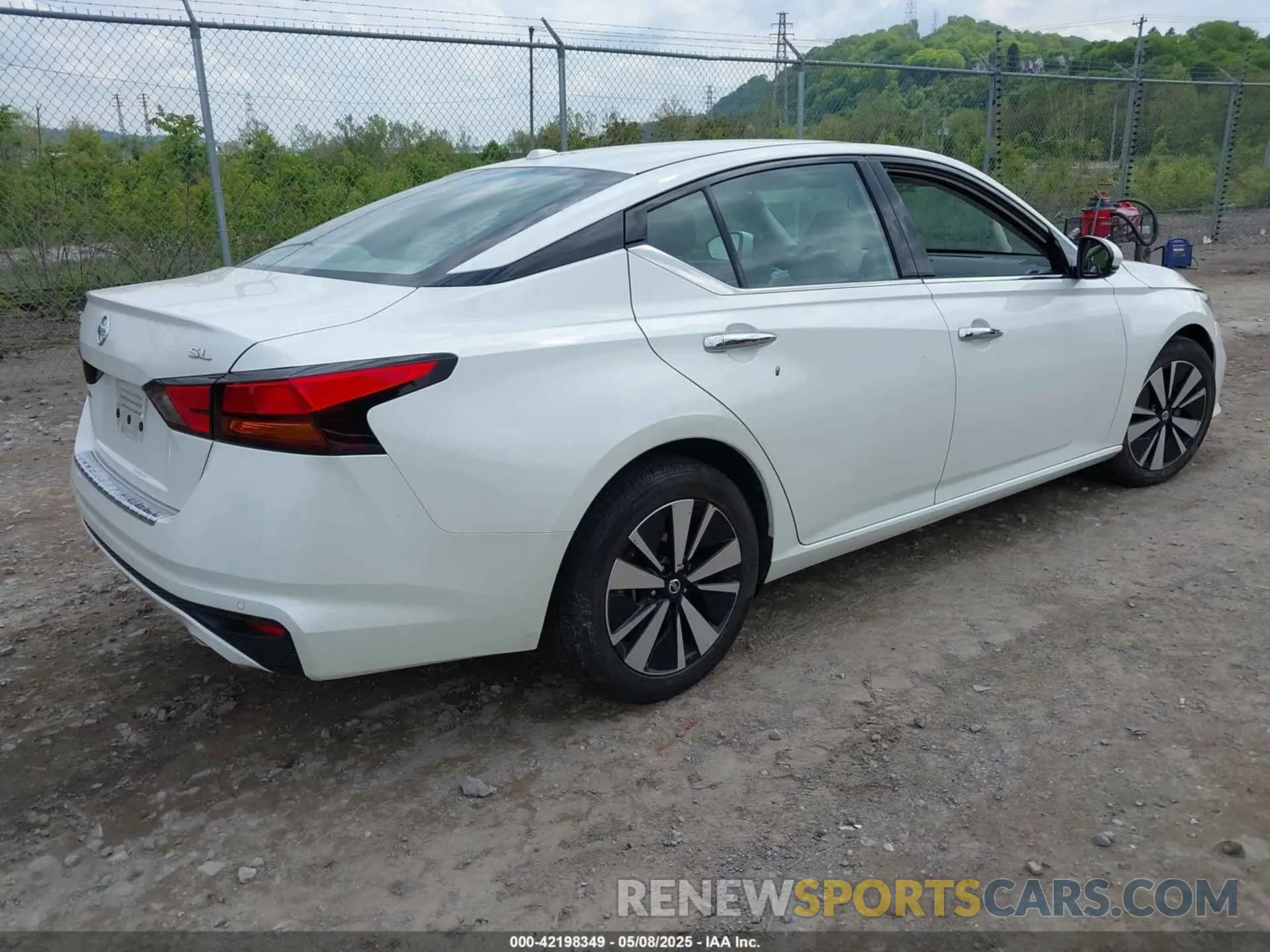 4 Photograph of a damaged car 1N4BL4EV2KC166300 NISSAN ALTIMA 2019