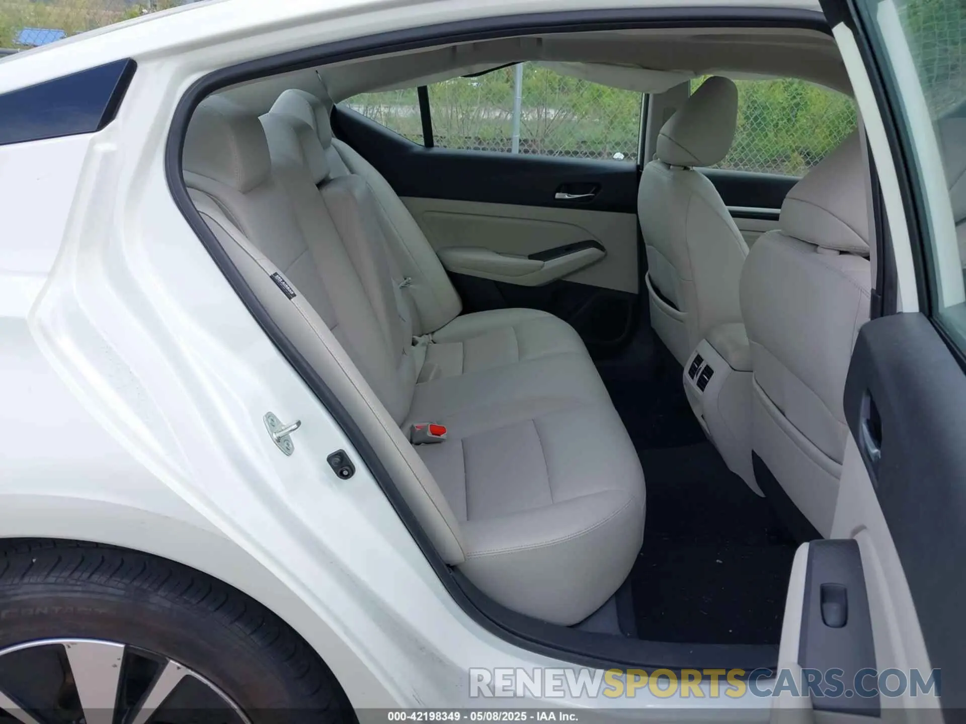 8 Photograph of a damaged car 1N4BL4EV2KC166300 NISSAN ALTIMA 2019