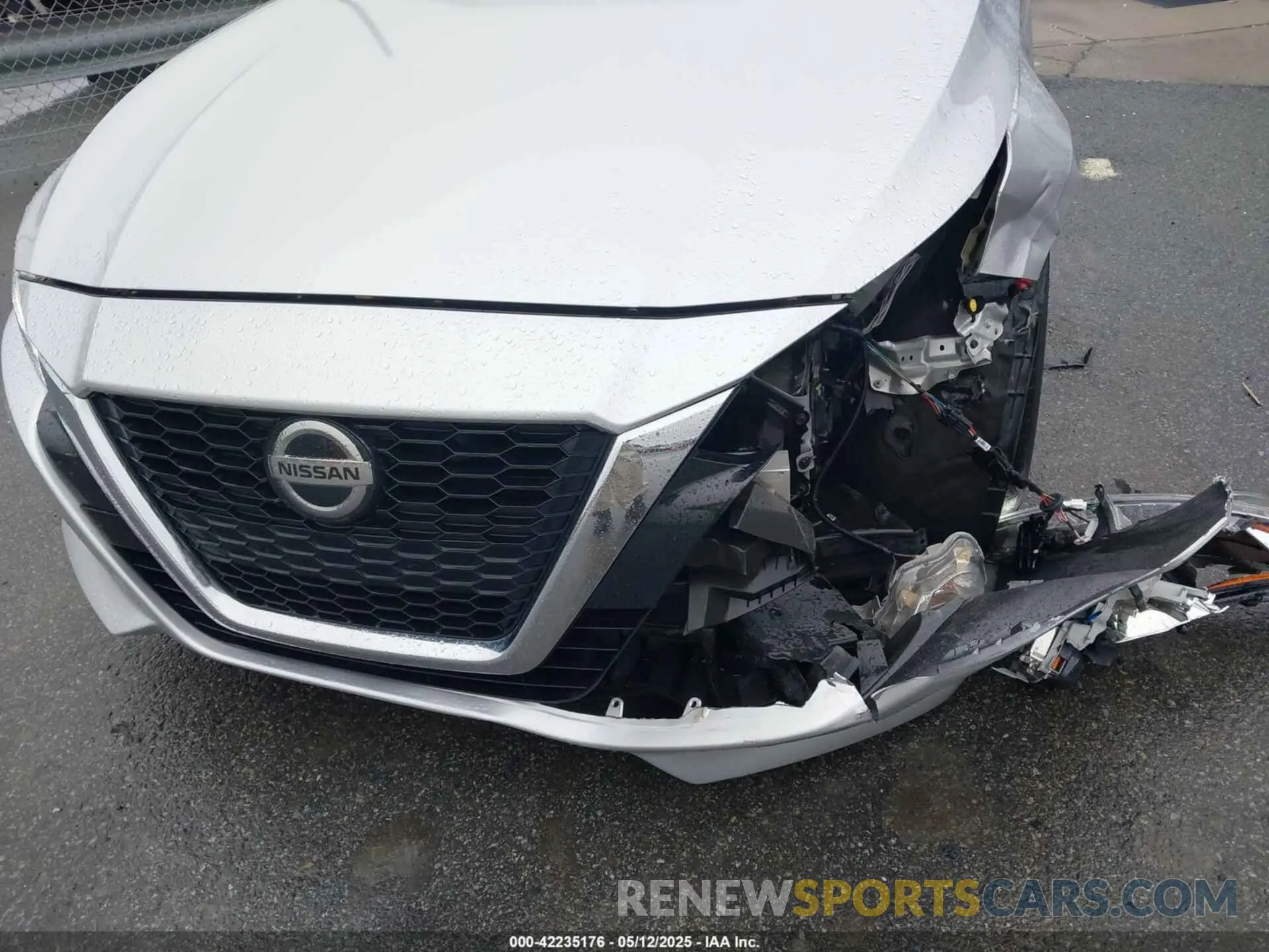 18 Photograph of a damaged car 1N4BL4EV3KC246575 NISSAN ALTIMA 2019