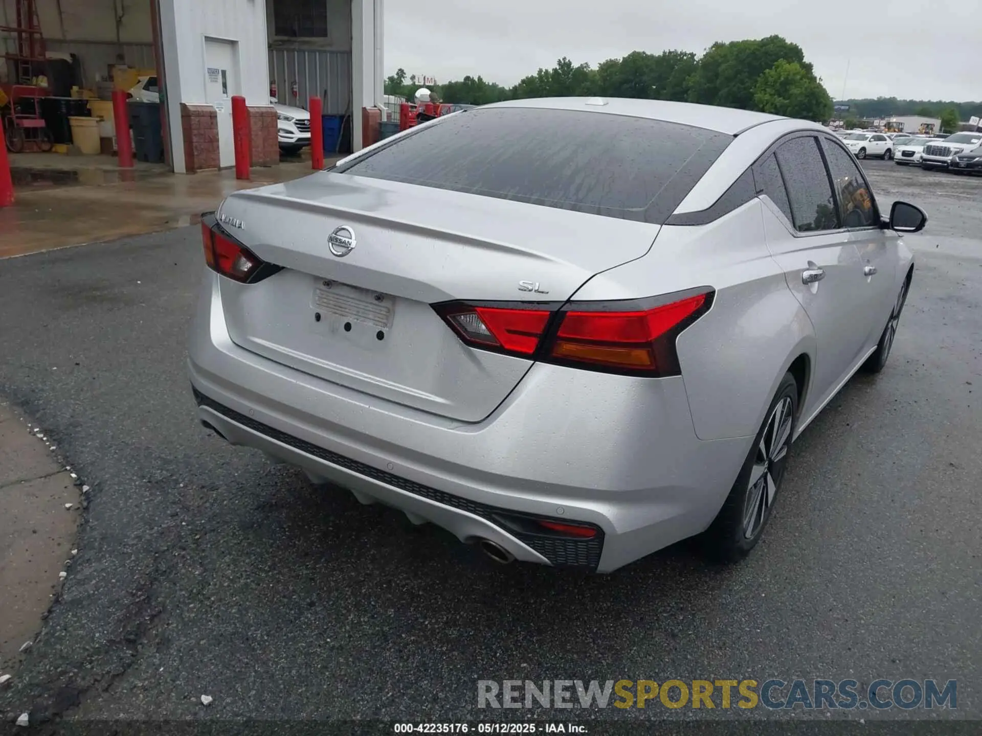 4 Photograph of a damaged car 1N4BL4EV3KC246575 NISSAN ALTIMA 2019
