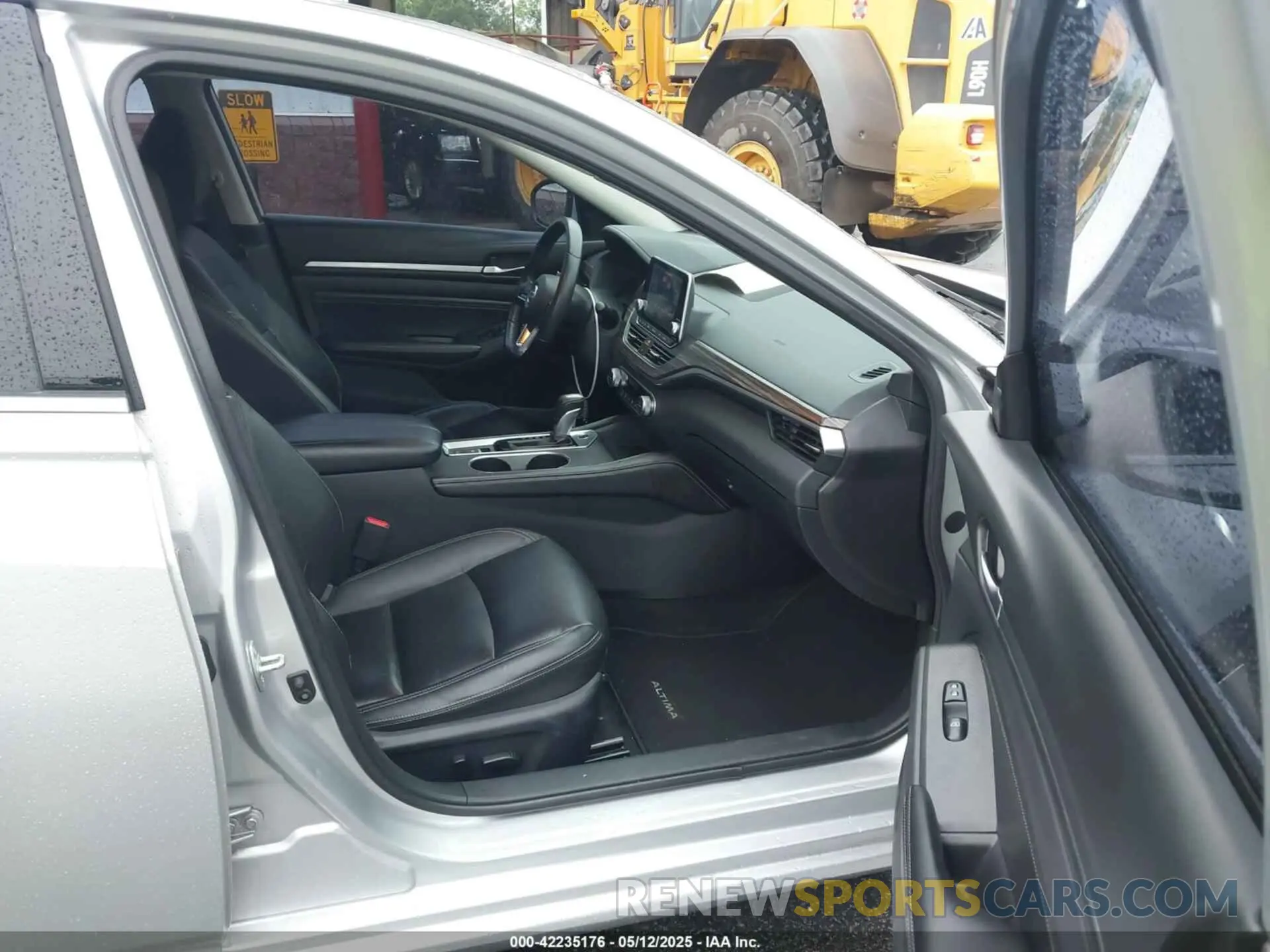 5 Photograph of a damaged car 1N4BL4EV3KC246575 NISSAN ALTIMA 2019