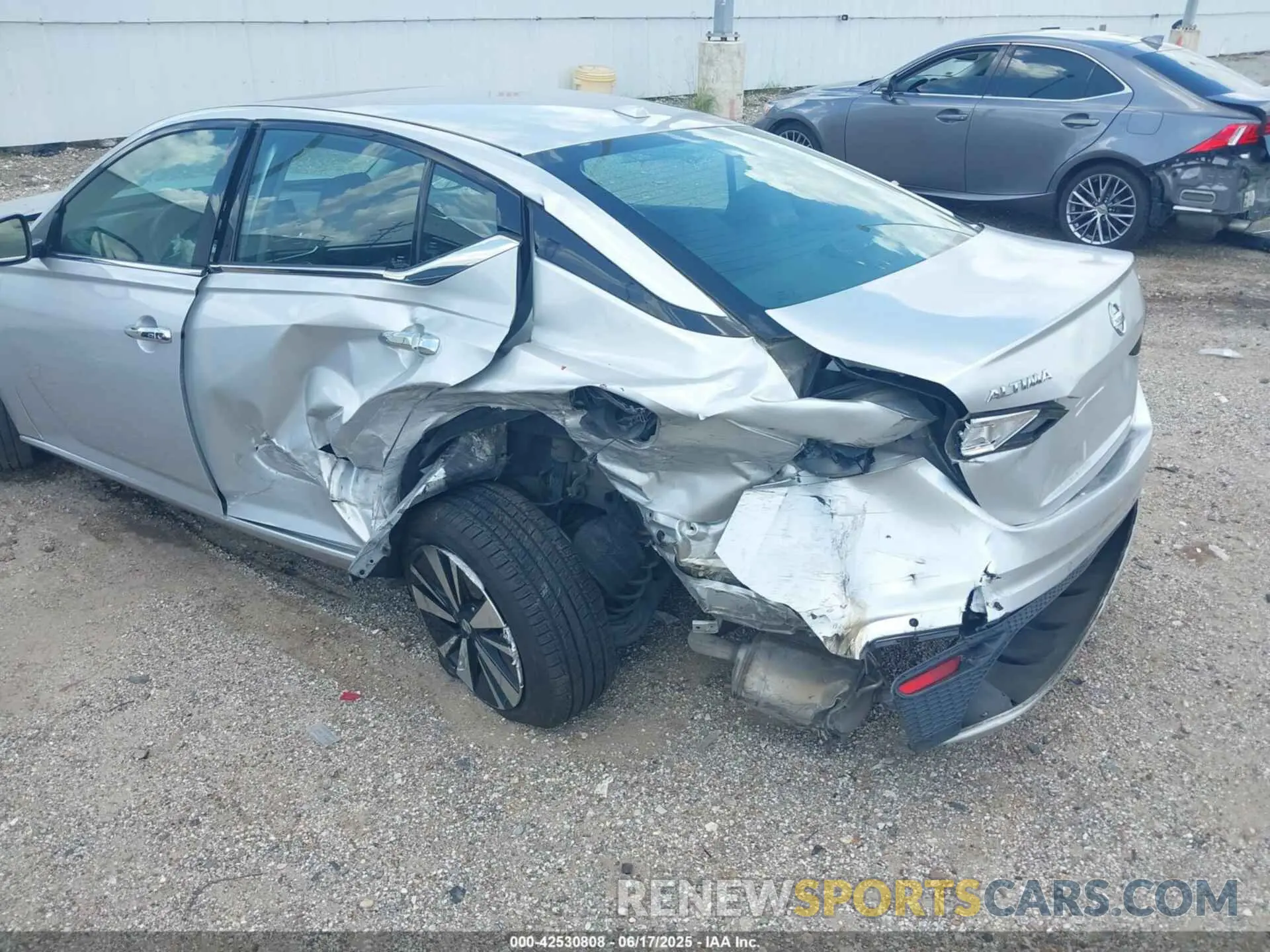 18 Photograph of a damaged car 1N4BL4EV4KC256855 NISSAN ALTIMA 2019