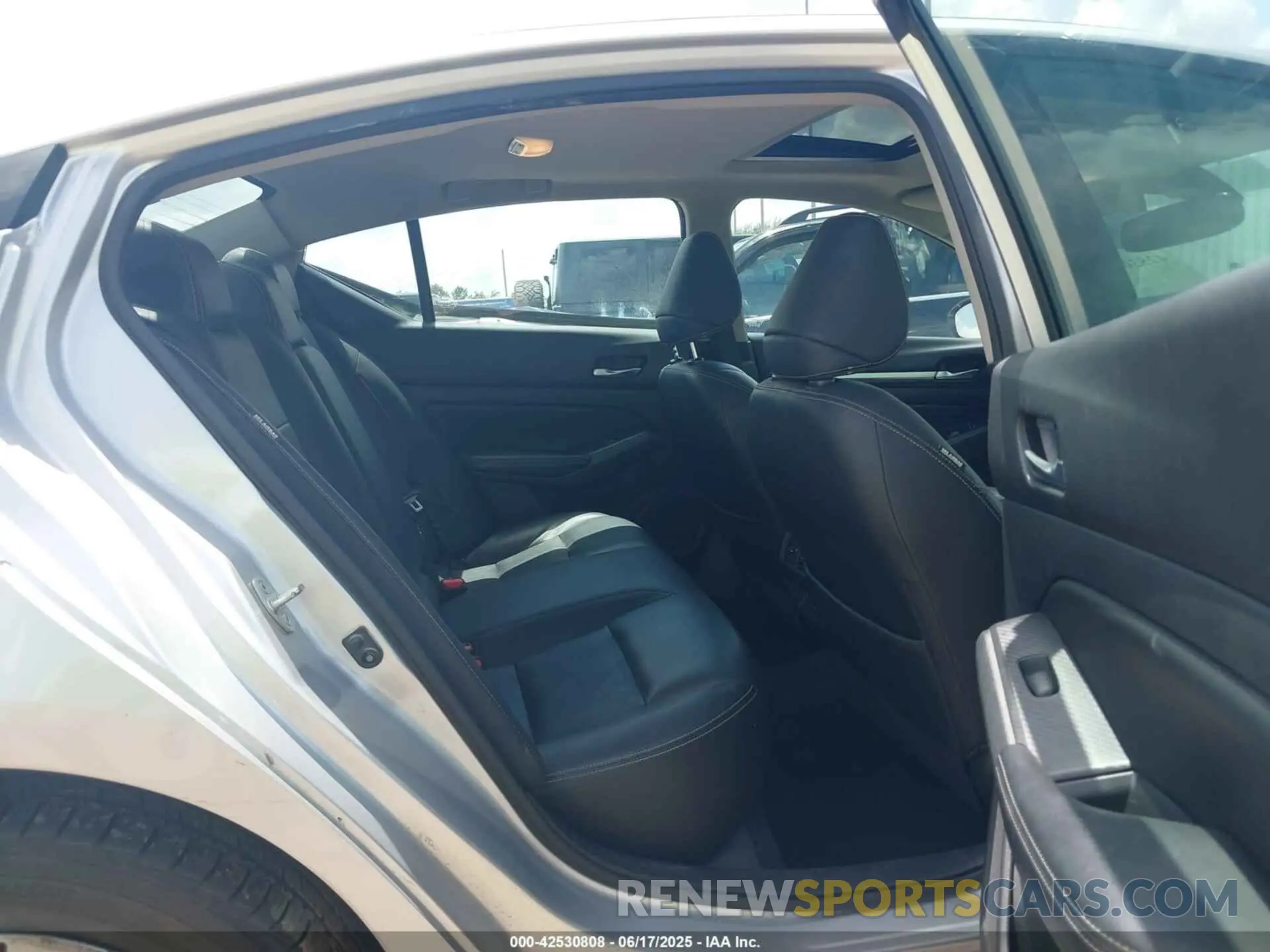 8 Photograph of a damaged car 1N4BL4EV4KC256855 NISSAN ALTIMA 2019