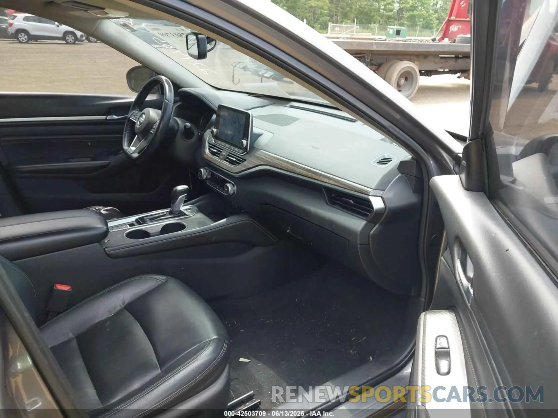 5 Photograph of a damaged car 1N4BL4EV5KC229485 NISSAN ALTIMA 2019