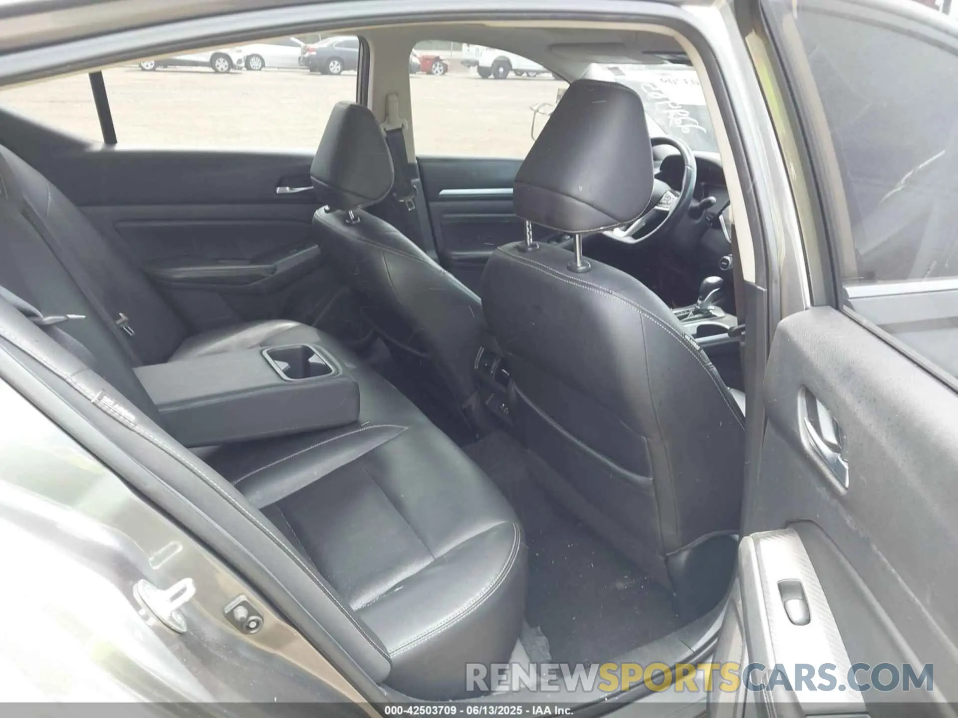 8 Photograph of a damaged car 1N4BL4EV5KC229485 NISSAN ALTIMA 2019