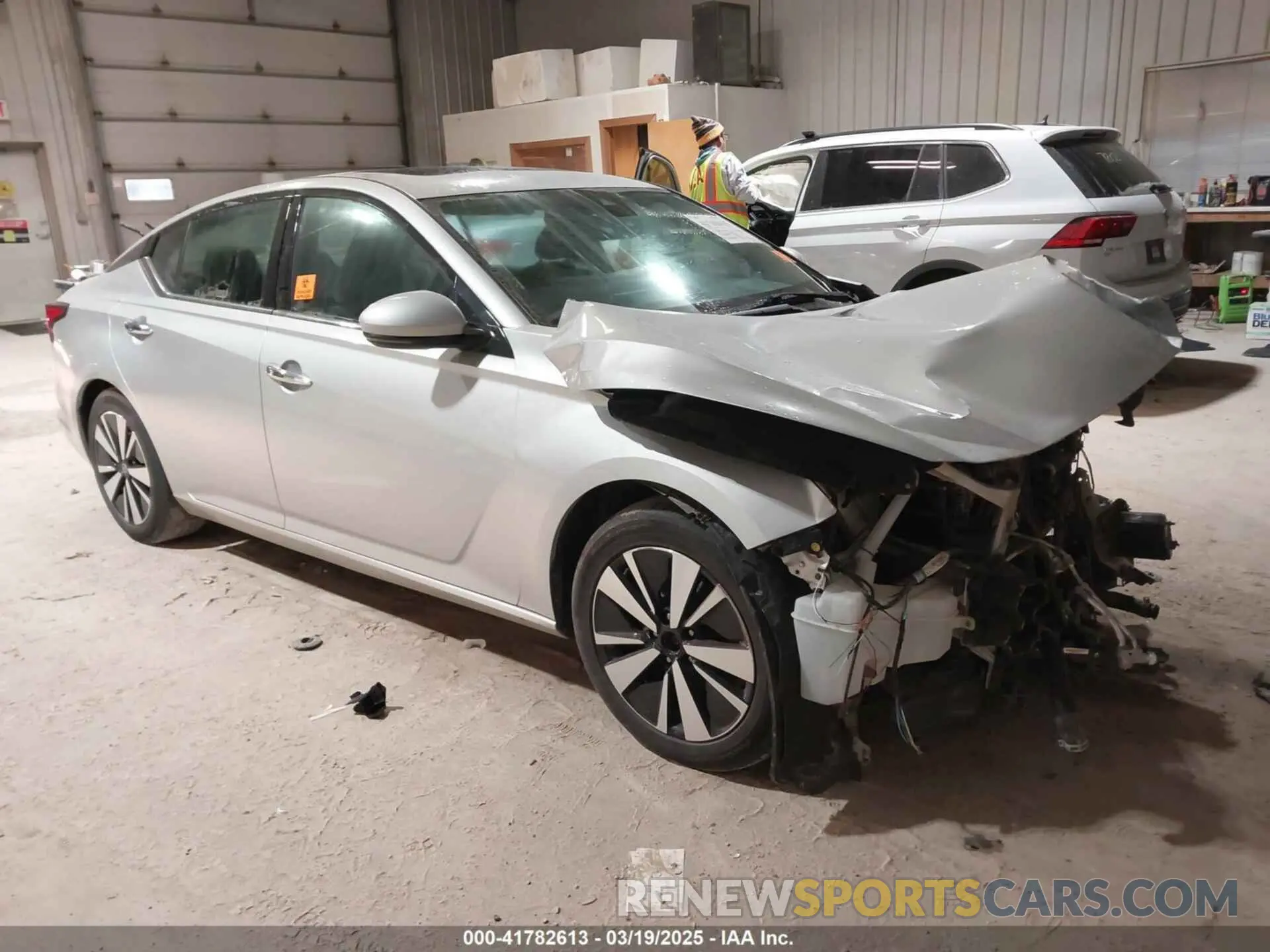 1 Photograph of a damaged car 1N4BL4EV6KC257425 NISSAN ALTIMA 2019
