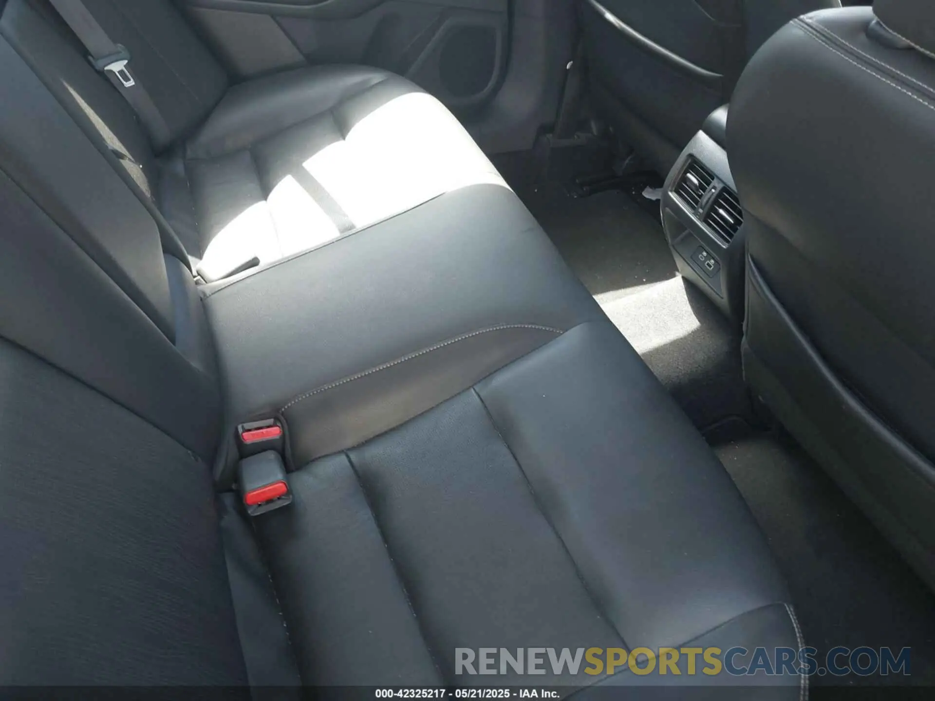 8 Photograph of a damaged car 1N4BL4EV7KC229536 NISSAN ALTIMA 2019