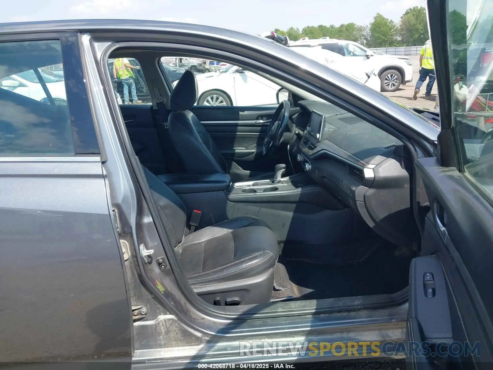 5 Photograph of a damaged car 1N4BL4EV8KC169928 NISSAN ALTIMA 2019