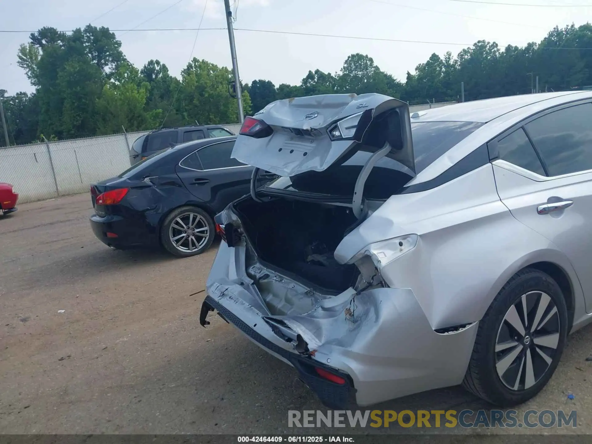17 Photograph of a damaged car 1N4BL4EV8KC252226 NISSAN ALTIMA 2019