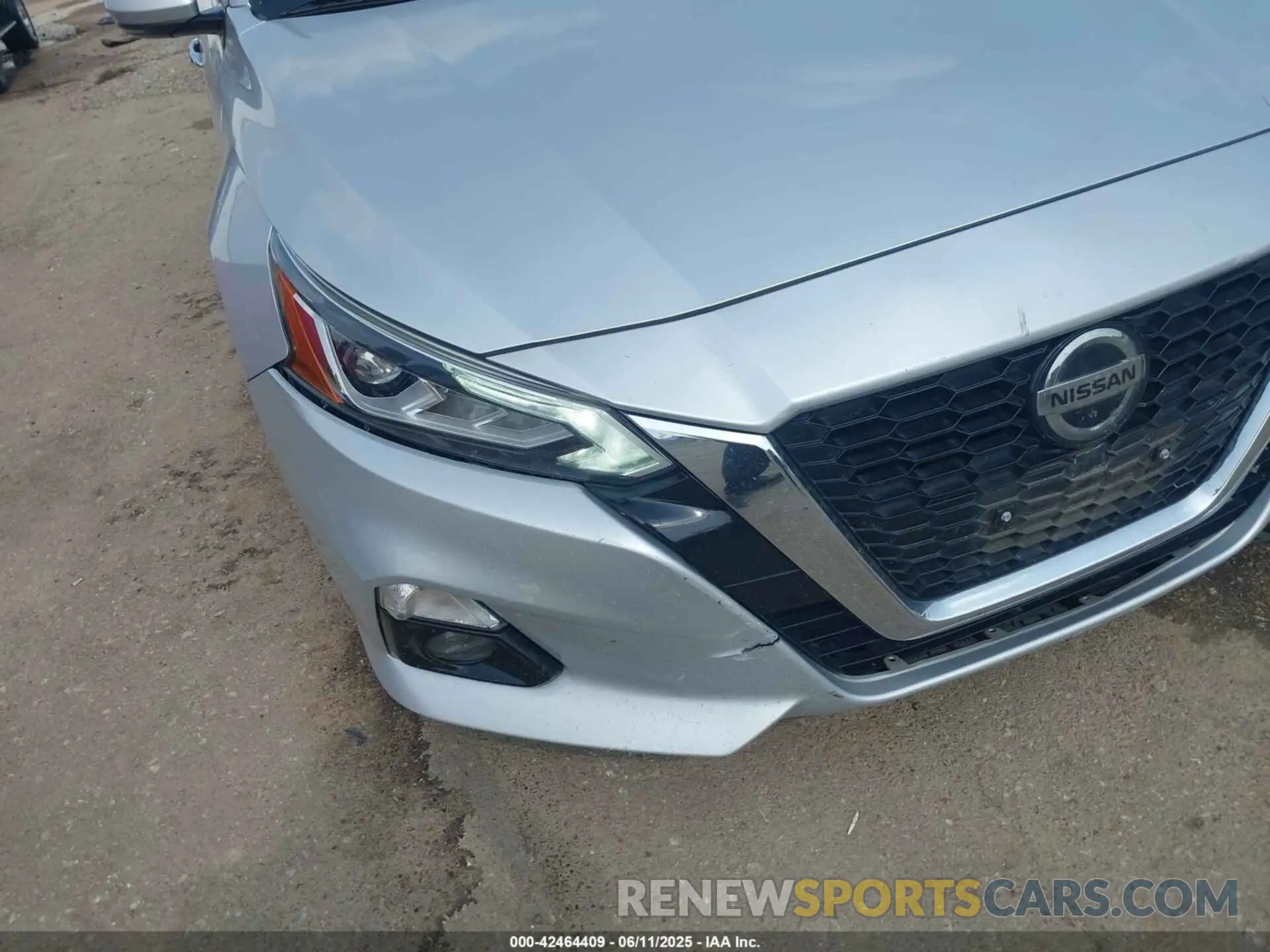 18 Photograph of a damaged car 1N4BL4EV8KC252226 NISSAN ALTIMA 2019