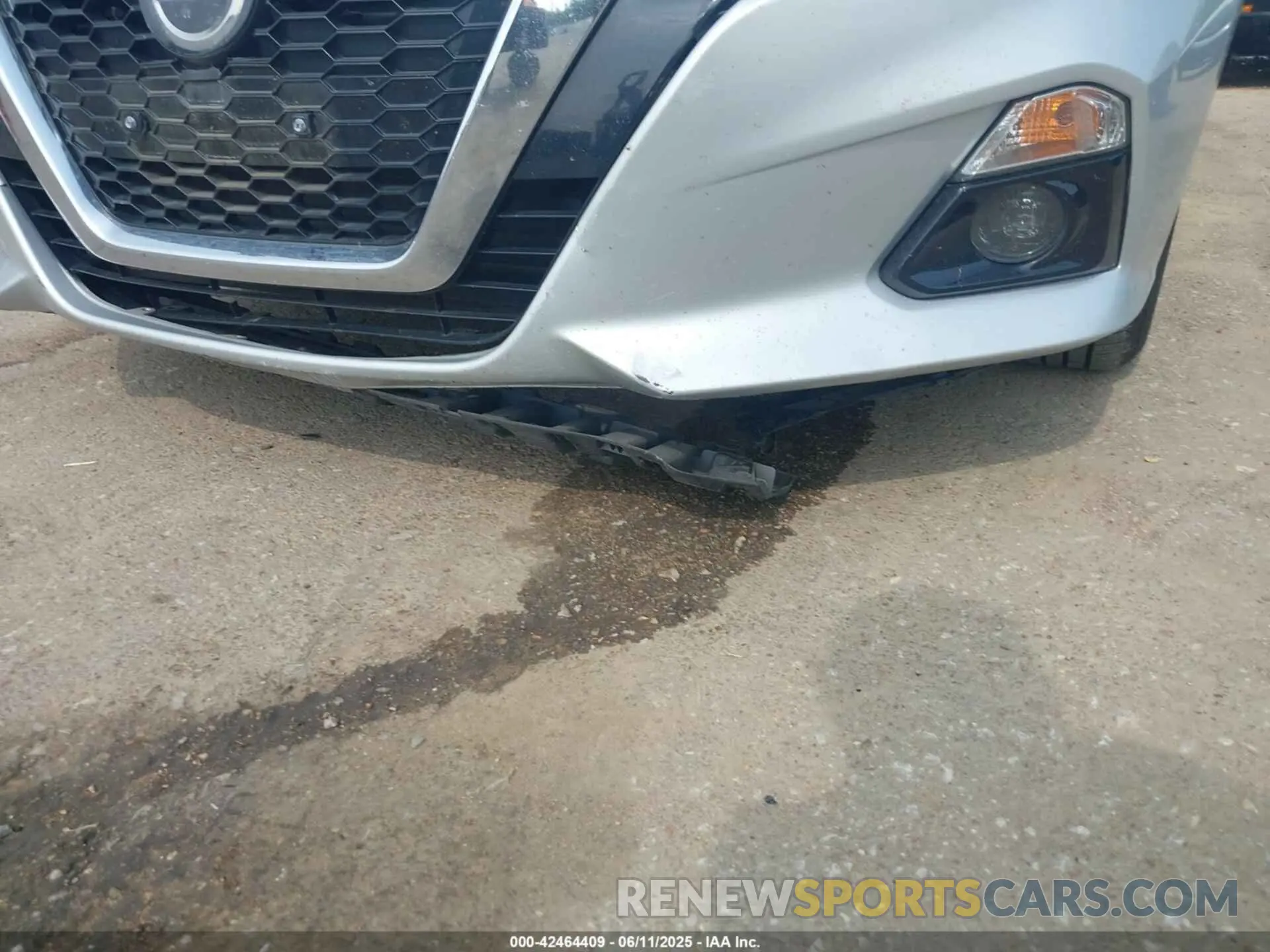 19 Photograph of a damaged car 1N4BL4EV8KC252226 NISSAN ALTIMA 2019