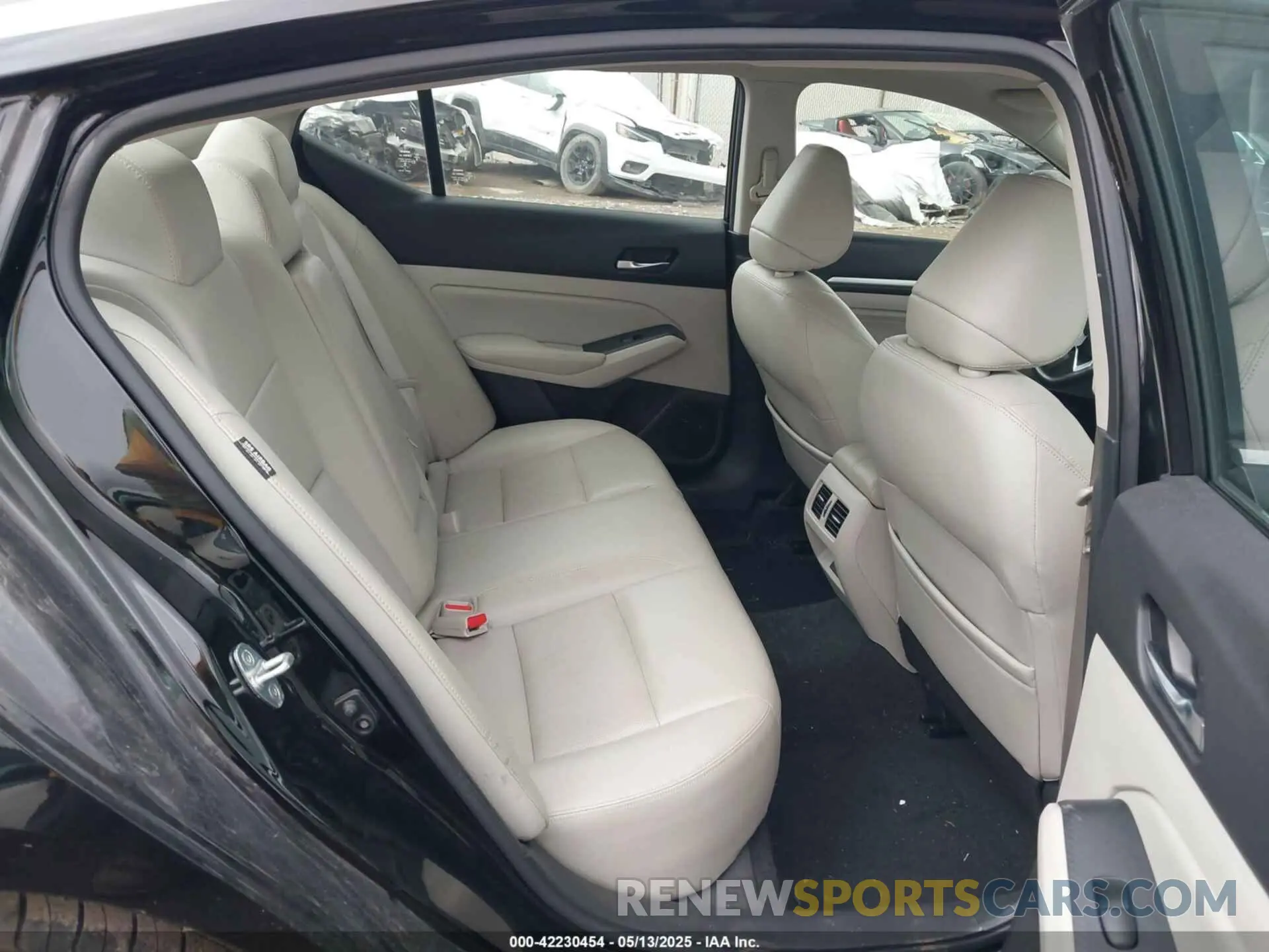 8 Photograph of a damaged car 1N4BL4EV9KC101346 NISSAN ALTIMA 2019