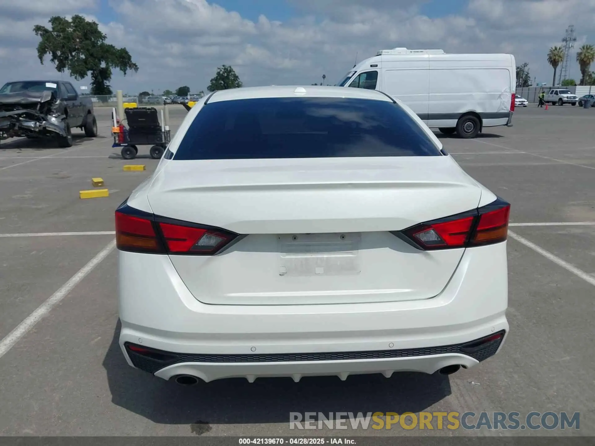 16 Photograph of a damaged car 1N4BL4EV9KC103050 NISSAN ALTIMA 2019