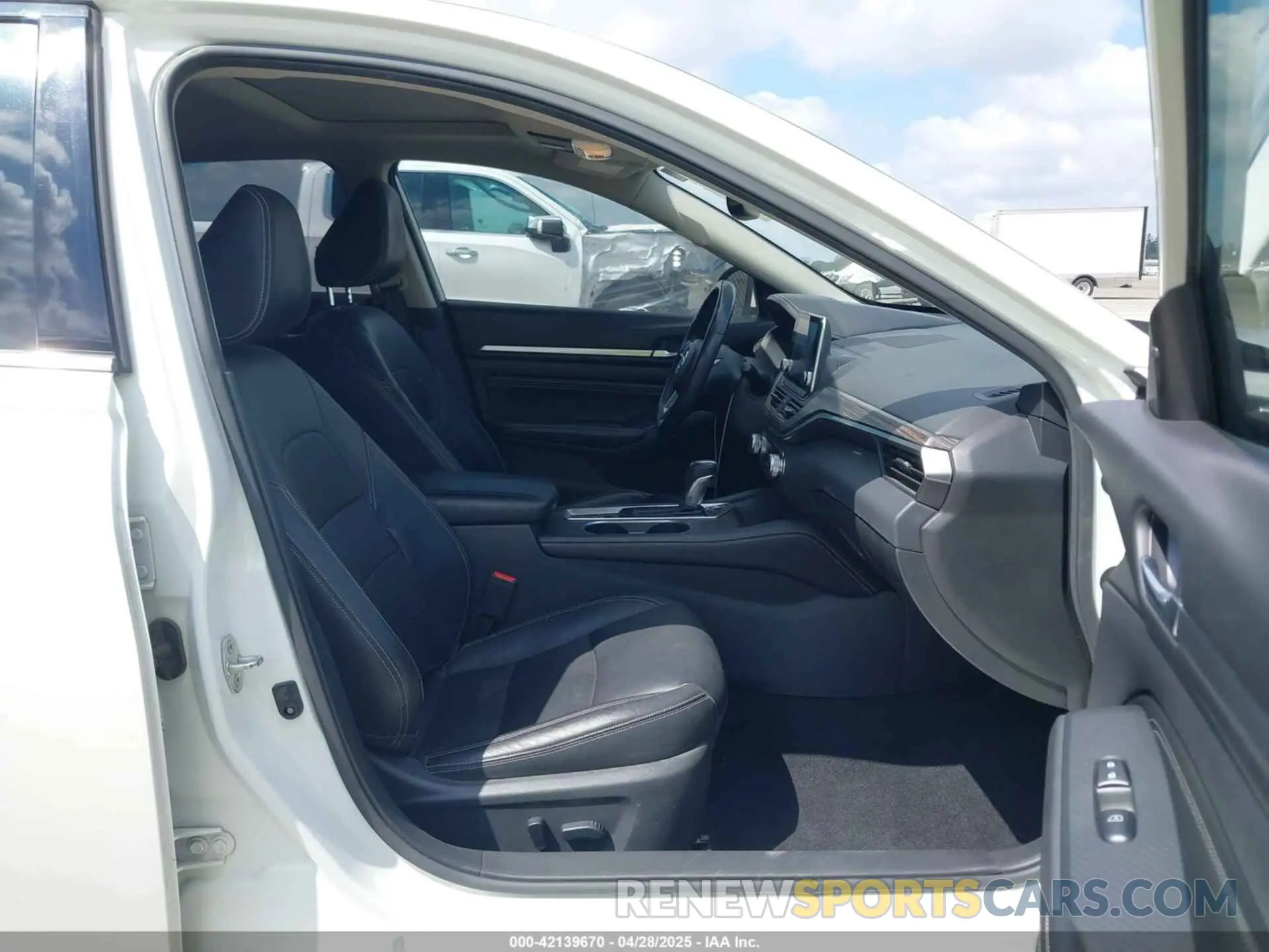 5 Photograph of a damaged car 1N4BL4EV9KC103050 NISSAN ALTIMA 2019