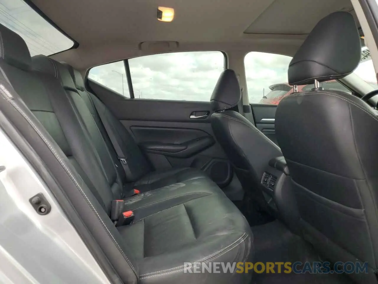 10 Photograph of a damaged car 1N4BL4EV9KC232244 NISSAN ALTIMA 2019