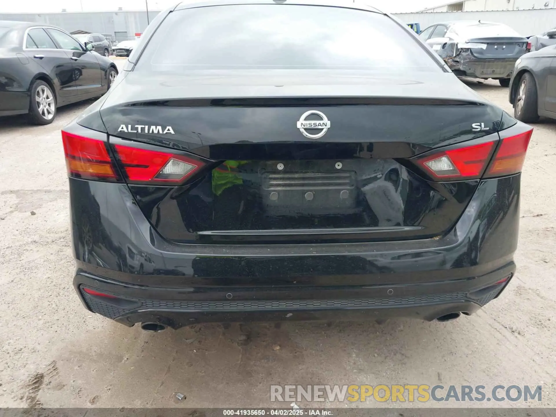 17 Photograph of a damaged car 1N4BL4EV9KC249030 NISSAN ALTIMA 2019