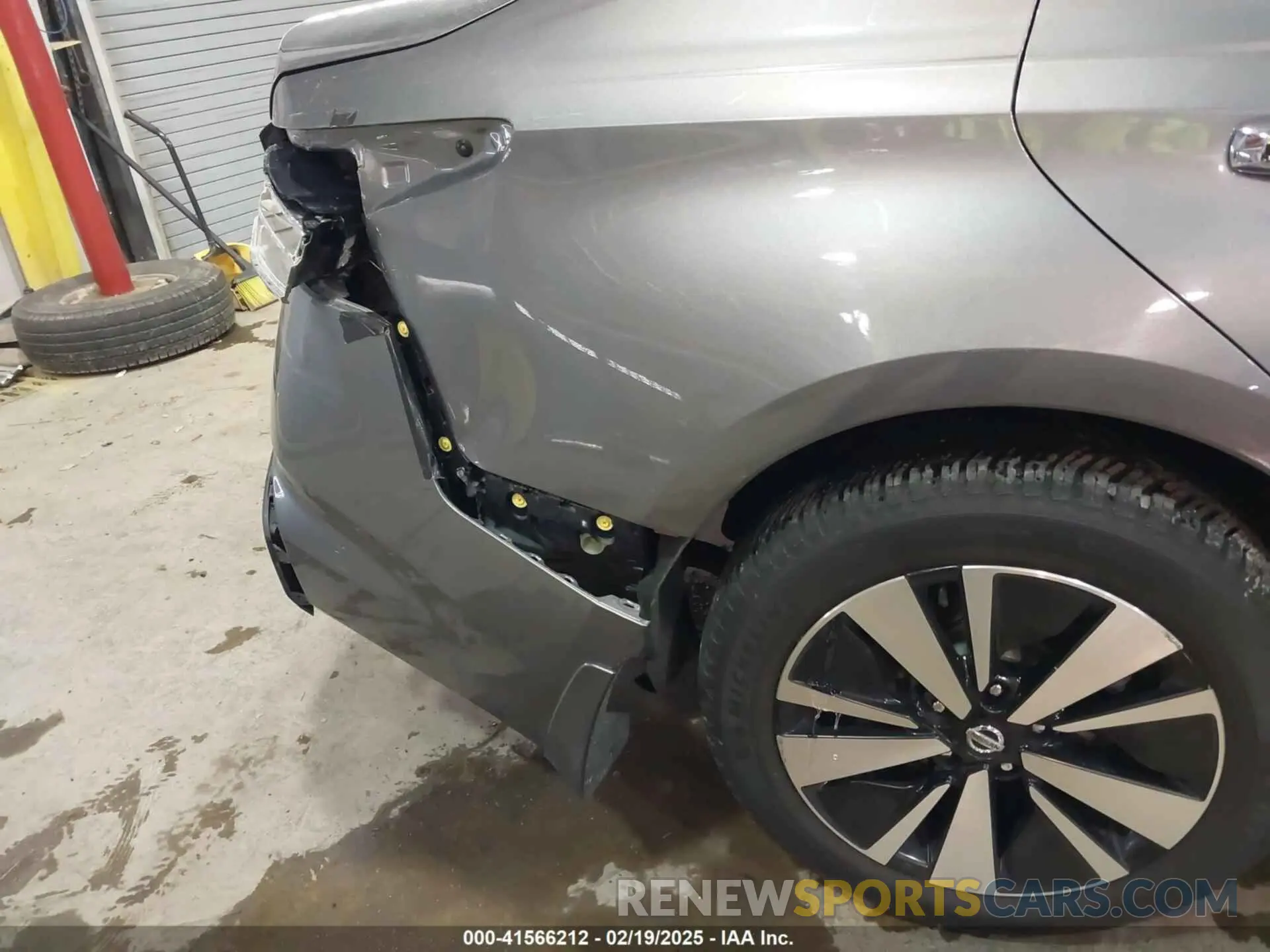 17 Photograph of a damaged car 1N4BL4EW0KC132574 NISSAN ALTIMA 2019
