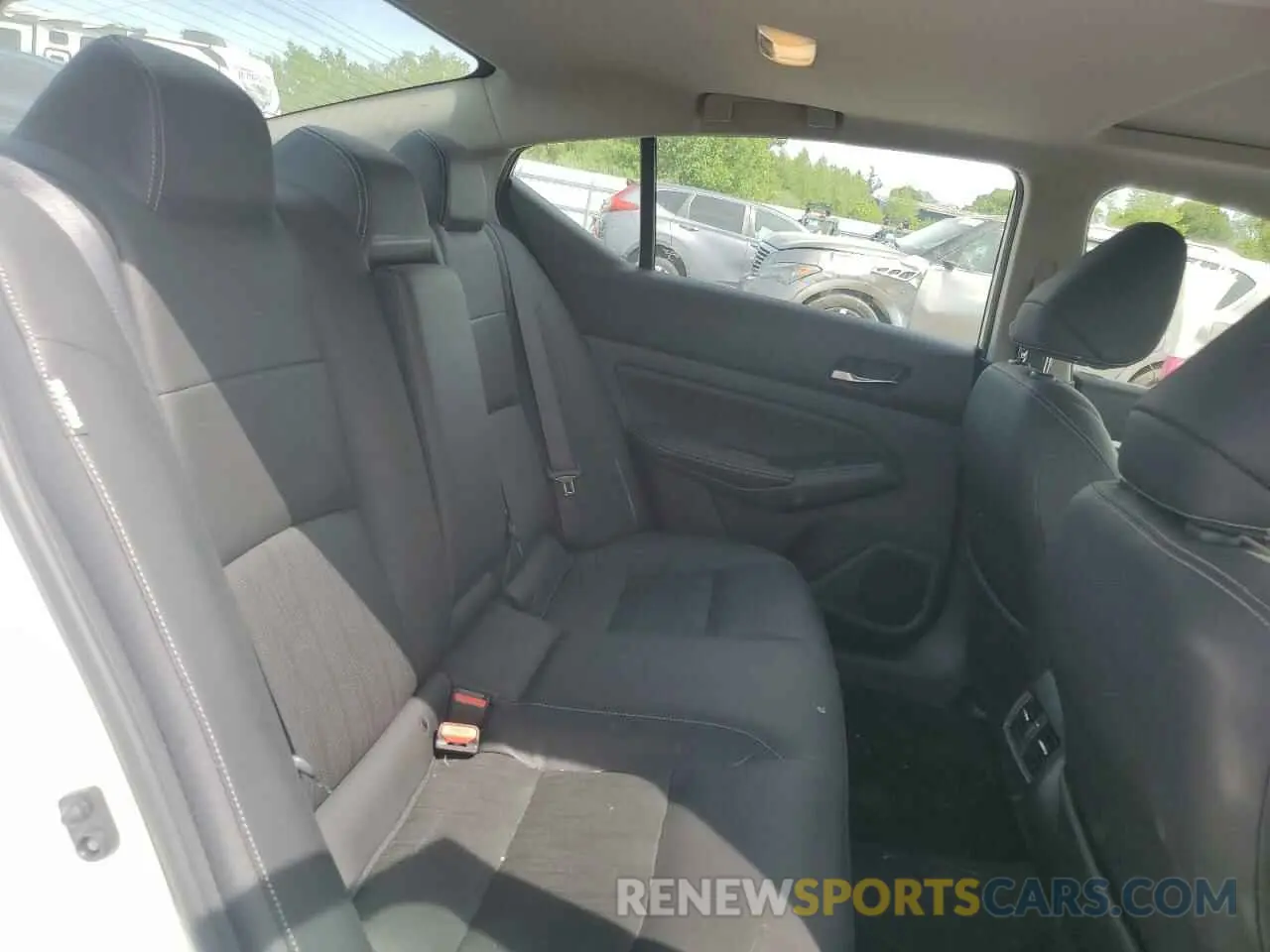 10 Photograph of a damaged car 1N4BL4EW0KC185775 NISSAN ALTIMA 2019