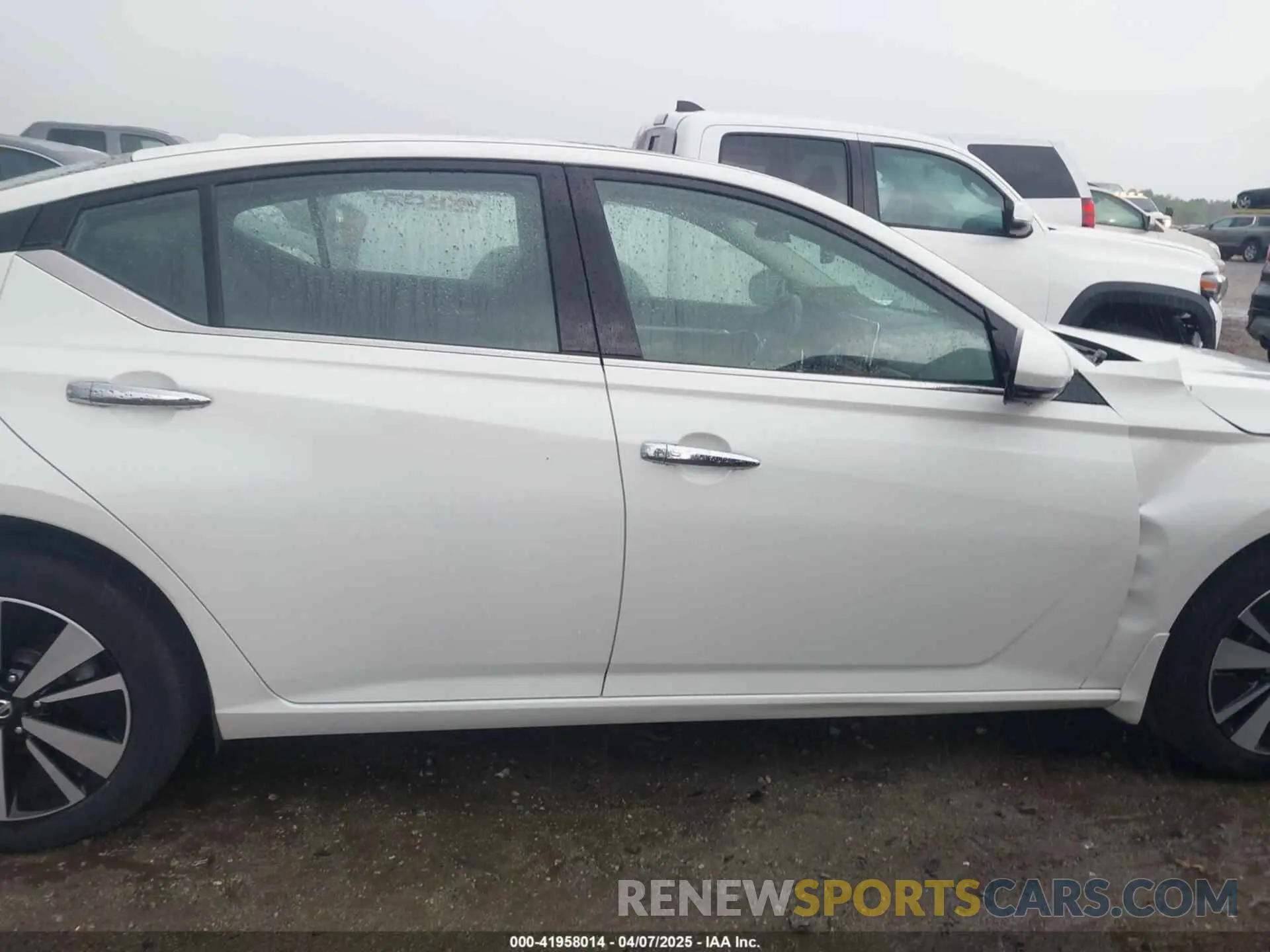 14 Photograph of a damaged car 1N4BL4EW3KN312958 NISSAN ALTIMA 2019