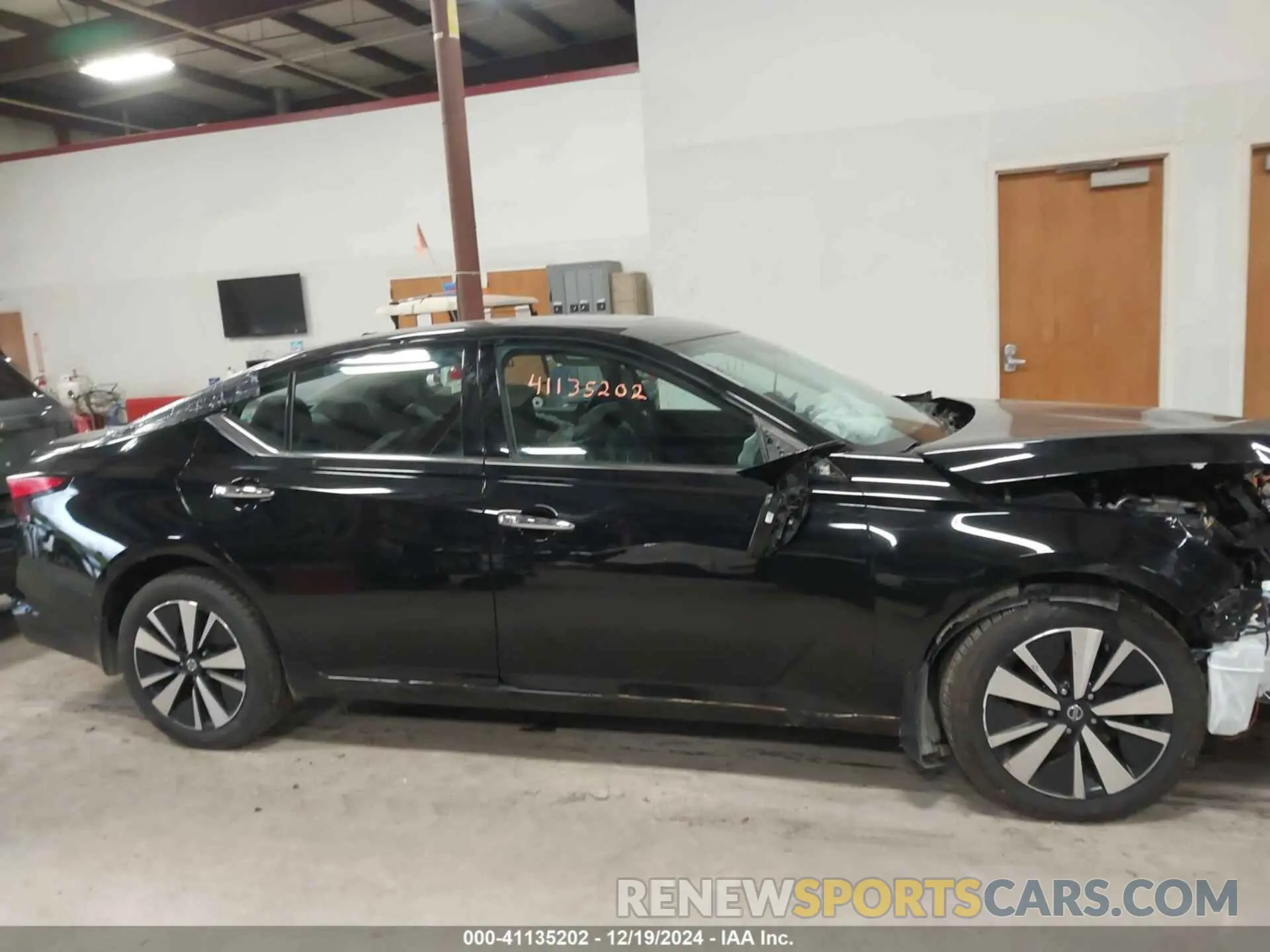 13 Photograph of a damaged car 1N4BL4EW6KC185215 NISSAN ALTIMA 2019