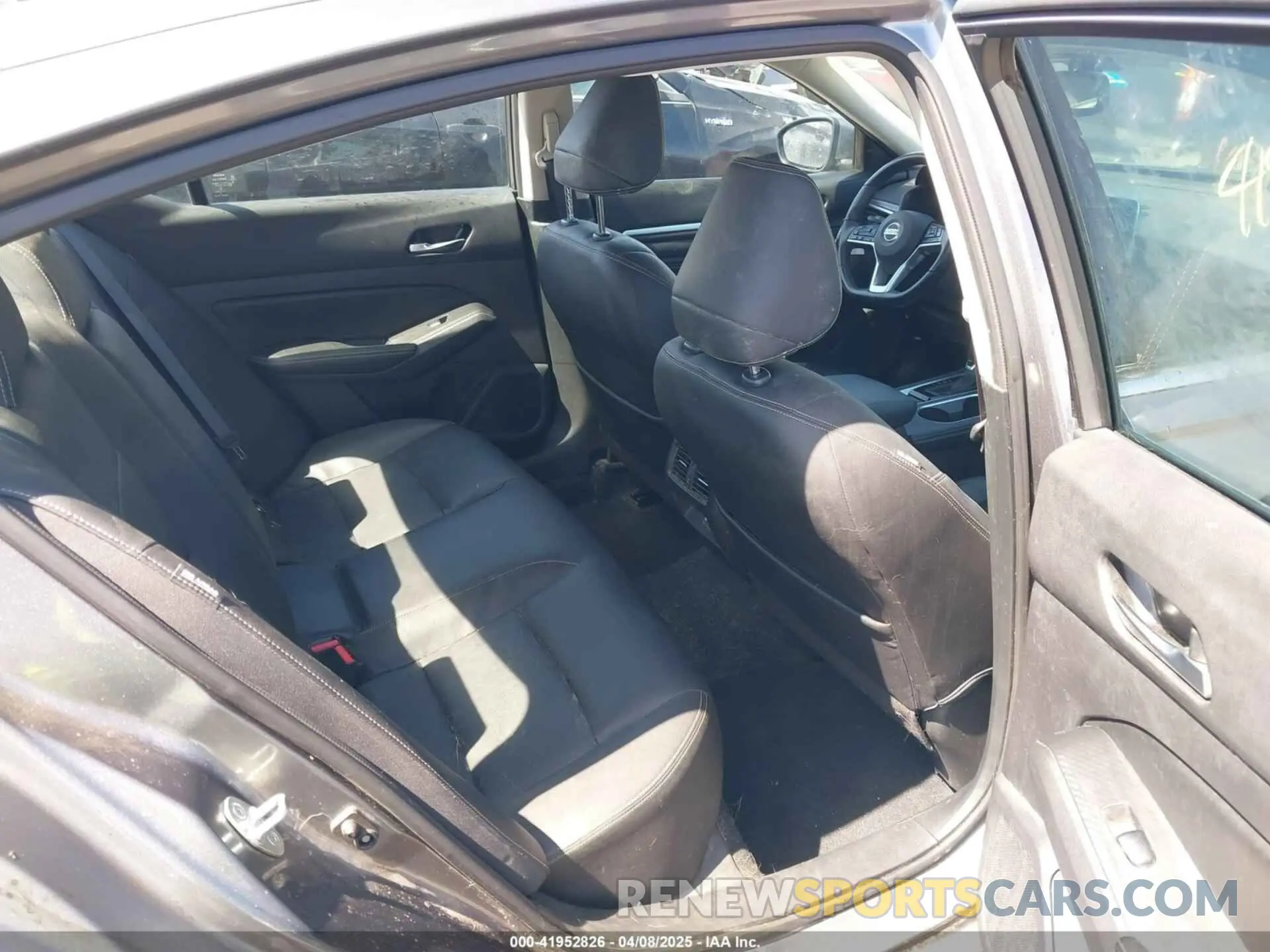 8 Photograph of a damaged car 1N4BL4EWXKC132775 NISSAN ALTIMA 2019