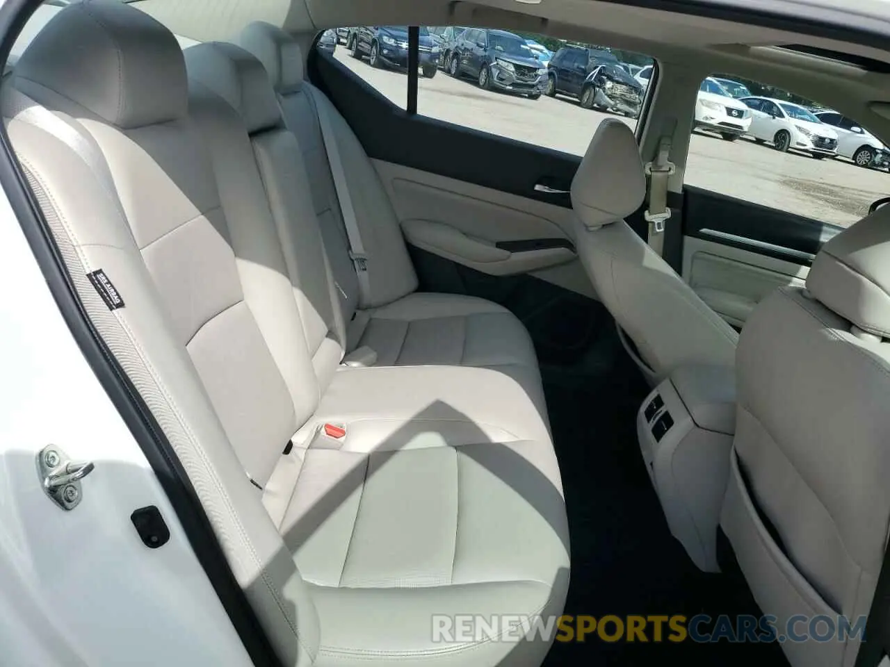 10 Photograph of a damaged car 1N4BL4FV4KC200056 NISSAN ALTIMA 2019