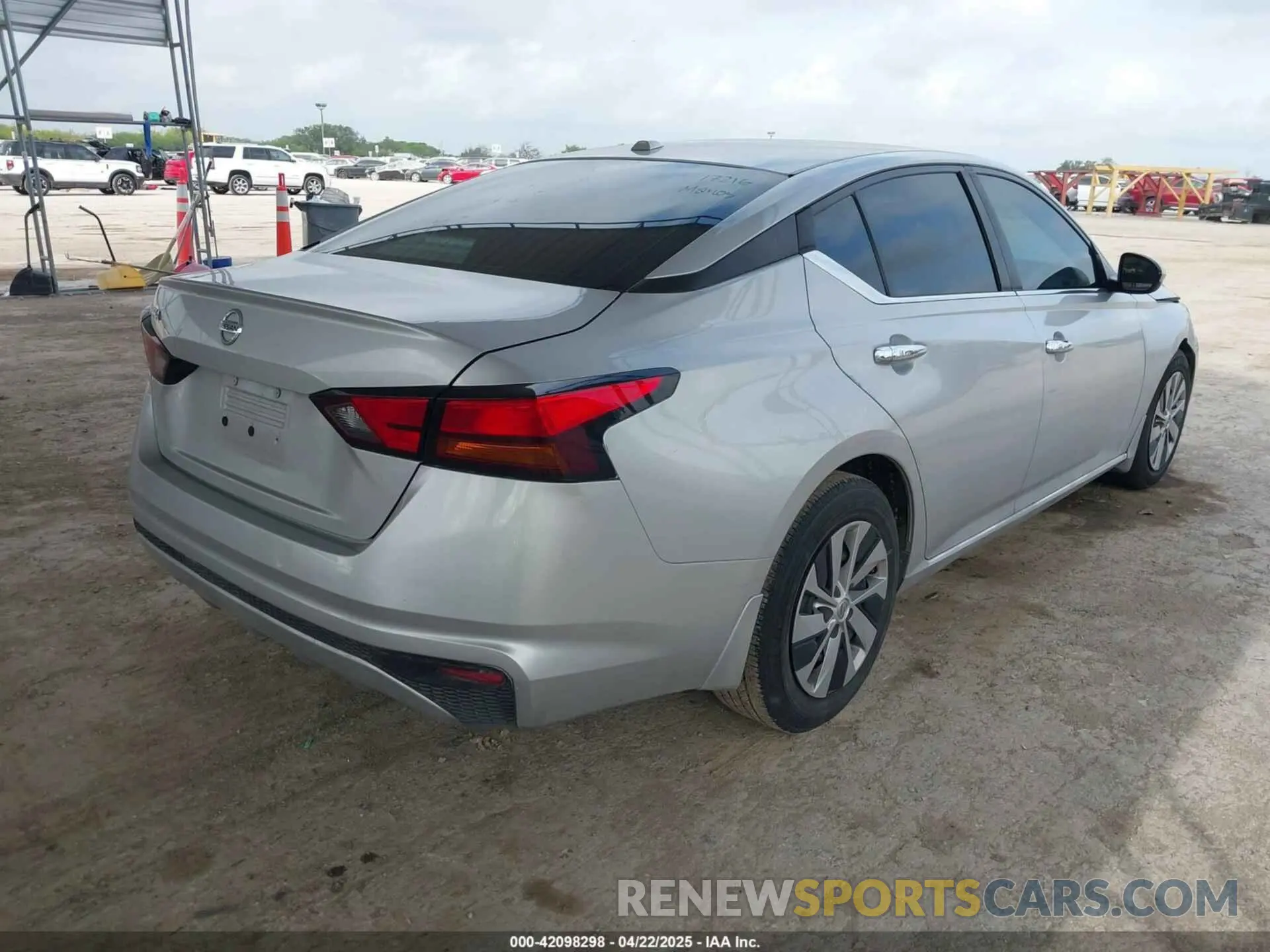 4 Photograph of a damaged car 1N4BL4BV1LC174085 NISSAN ALTIMA 2020