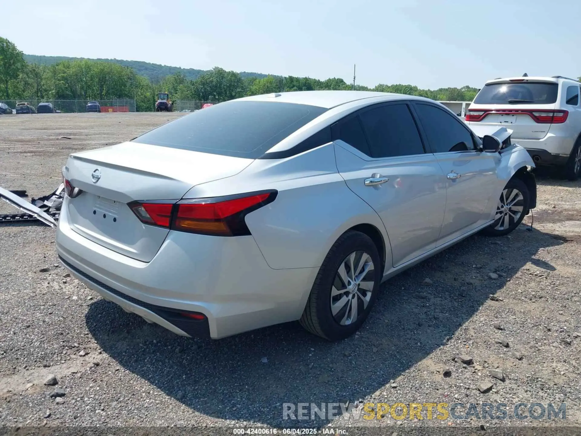 4 Photograph of a damaged car 1N4BL4BV2LC259128 NISSAN ALTIMA 2020
