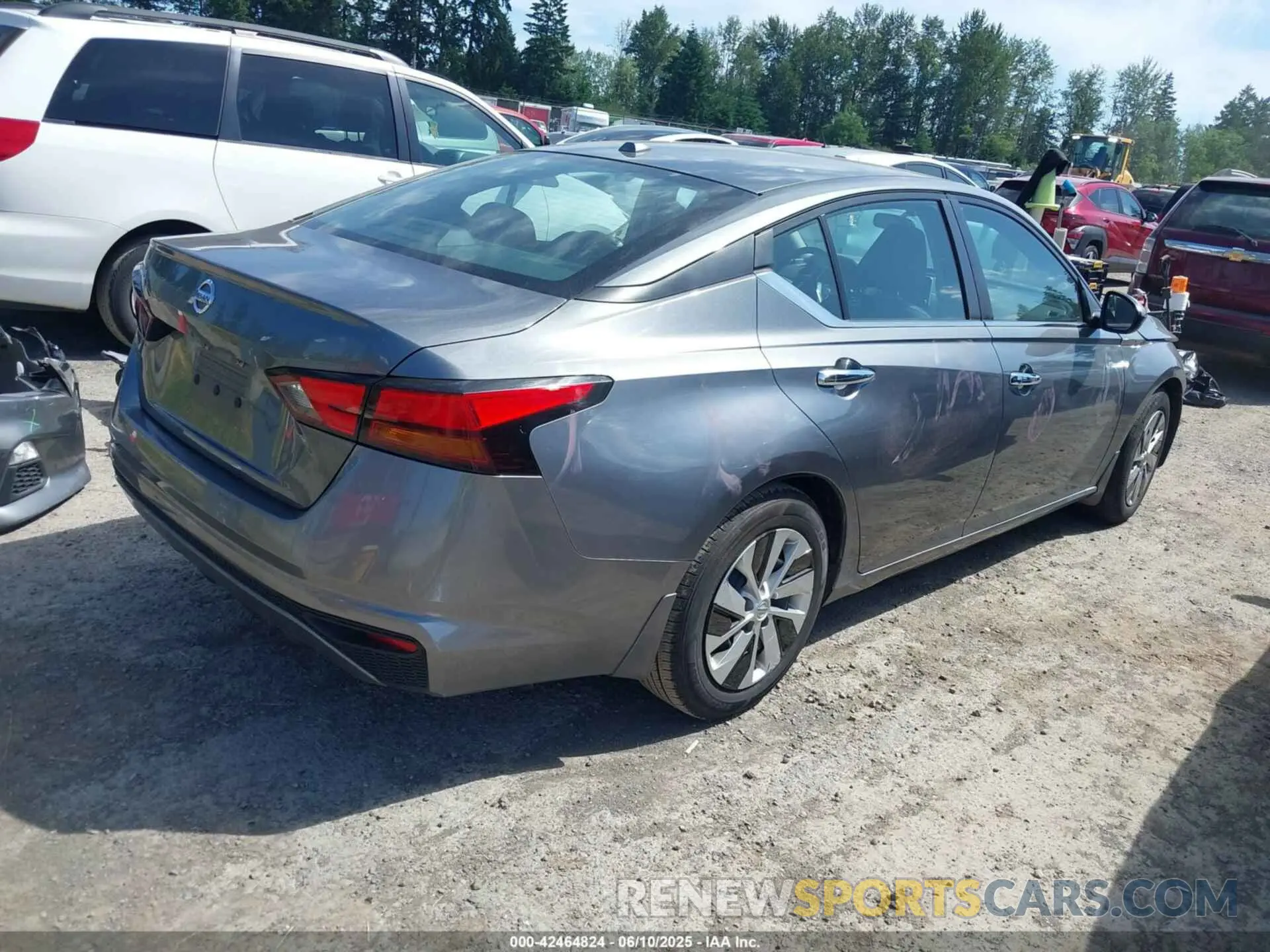 4 Photograph of a damaged car 1N4BL4BV3LC136941 NISSAN ALTIMA 2020