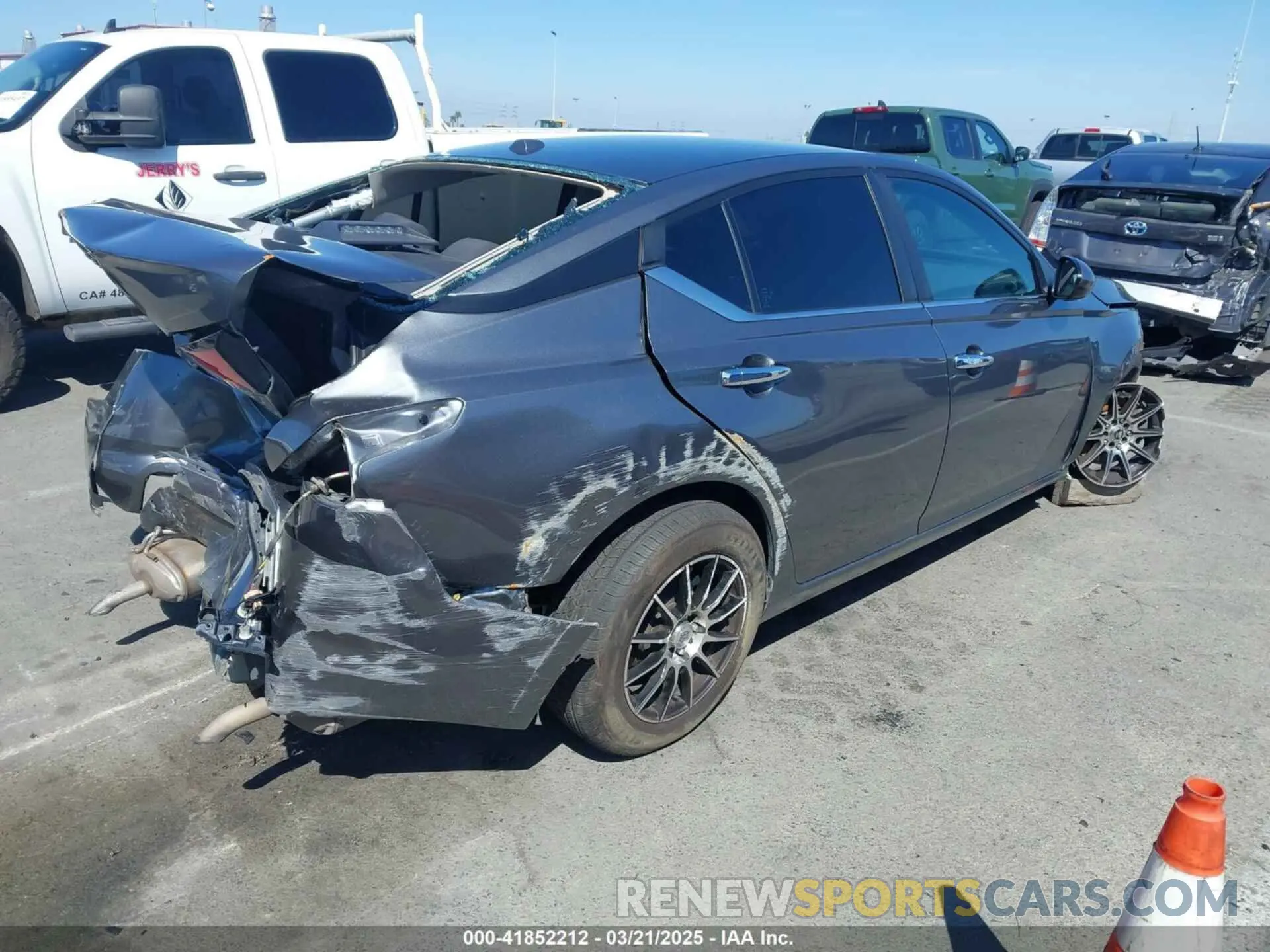 4 Photograph of a damaged car 1N4BL4BV3LC277685 NISSAN ALTIMA 2020
