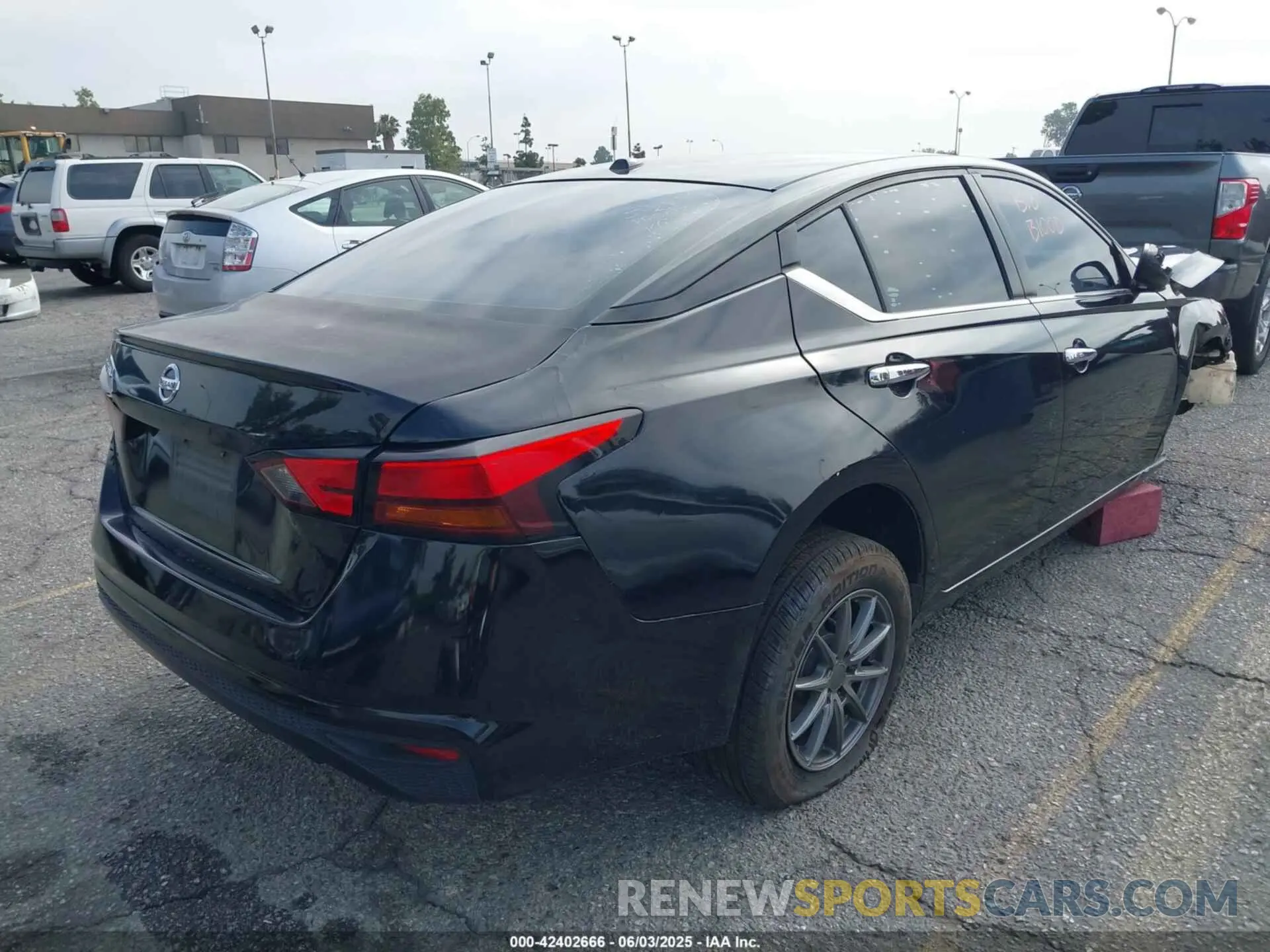 4 Photograph of a damaged car 1N4BL4BV6LC139574 NISSAN ALTIMA 2020