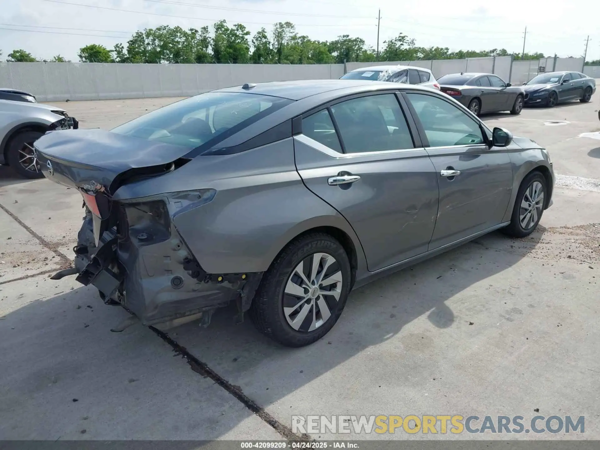 4 Photograph of a damaged car 1N4BL4BV6LC152020 NISSAN ALTIMA 2020