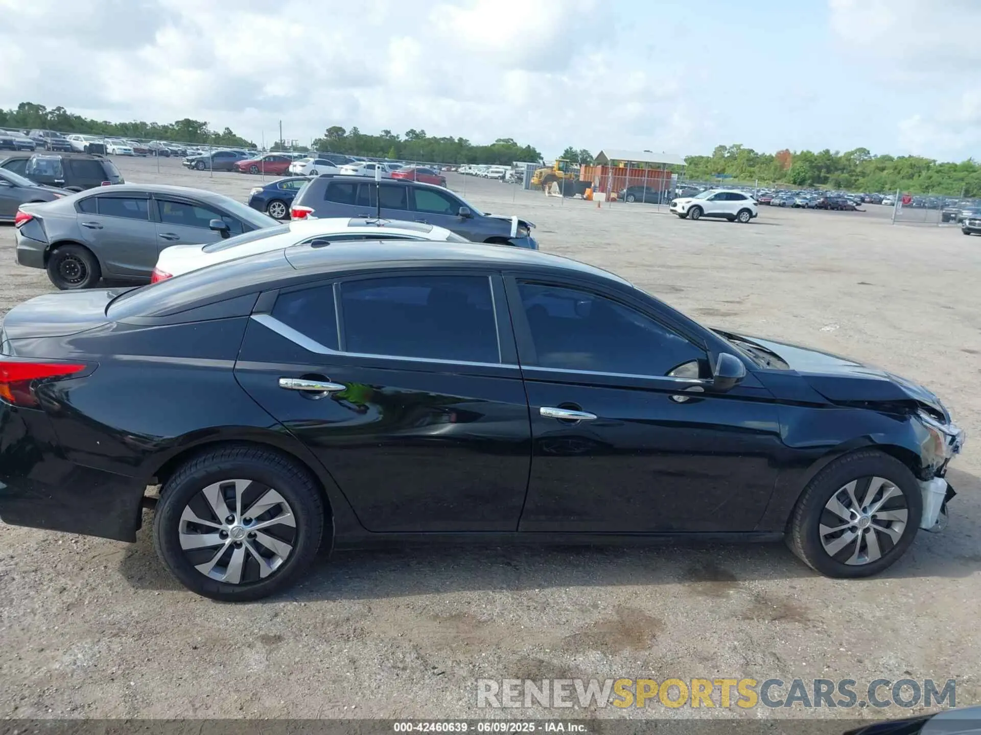 13 Photograph of a damaged car 1N4BL4BV6LC232773 NISSAN ALTIMA 2020