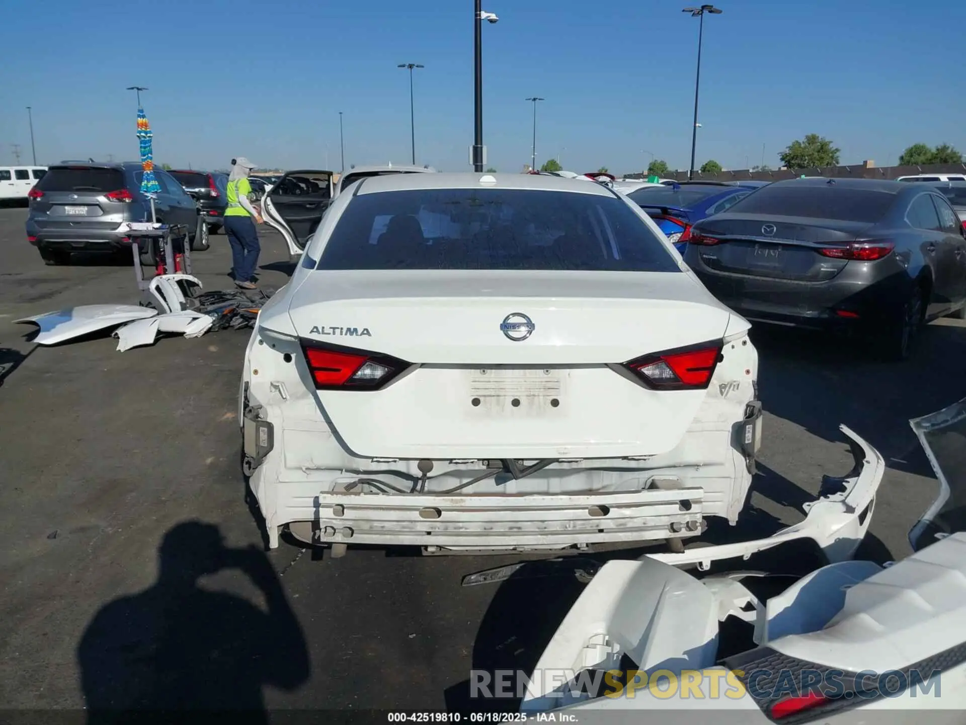 17 Photograph of a damaged car 1N4BL4BV8LC275138 NISSAN ALTIMA 2020