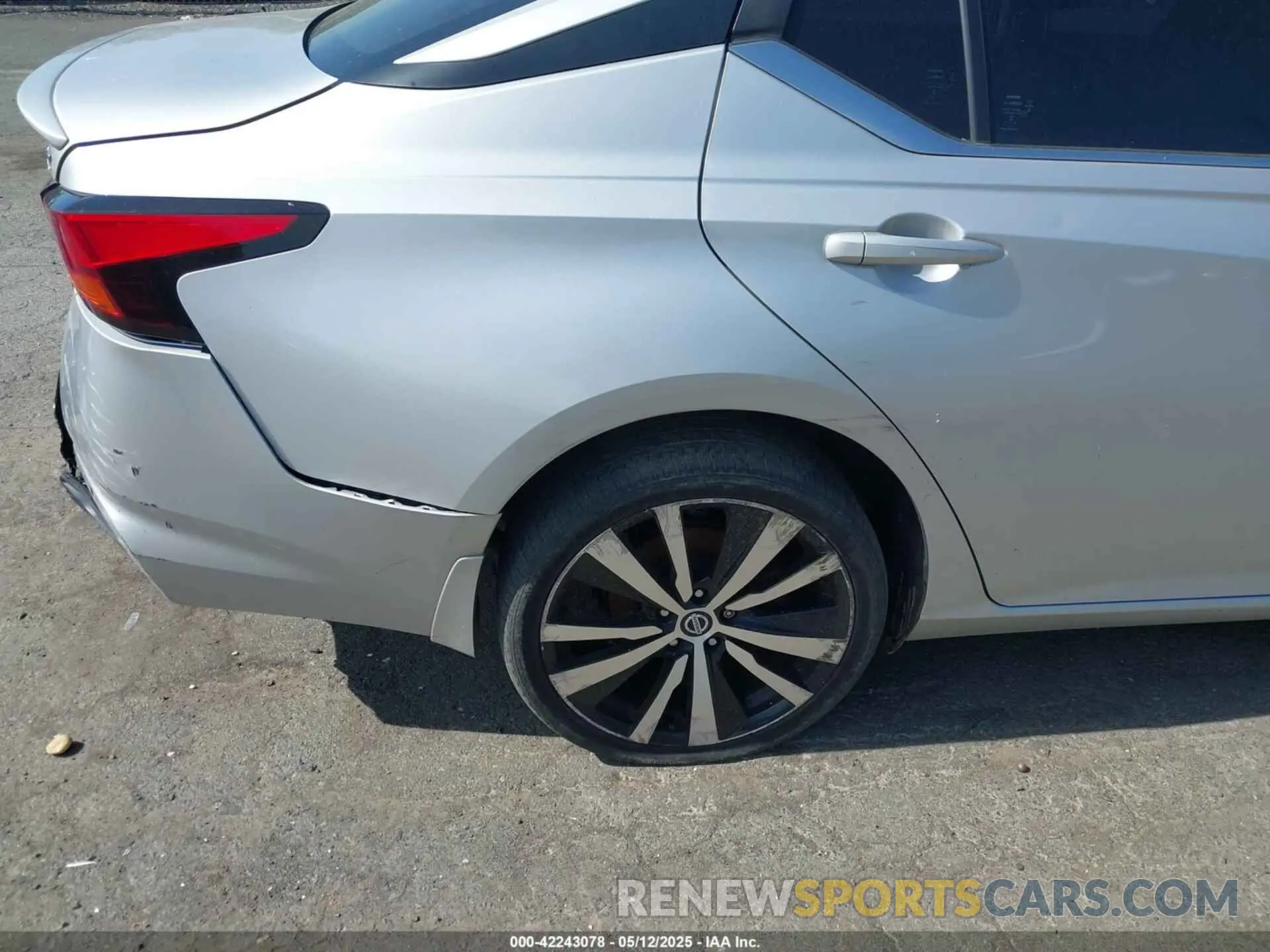 21 Photograph of a damaged car 1N4BL4CW8LC137493 NISSAN ALTIMA 2020