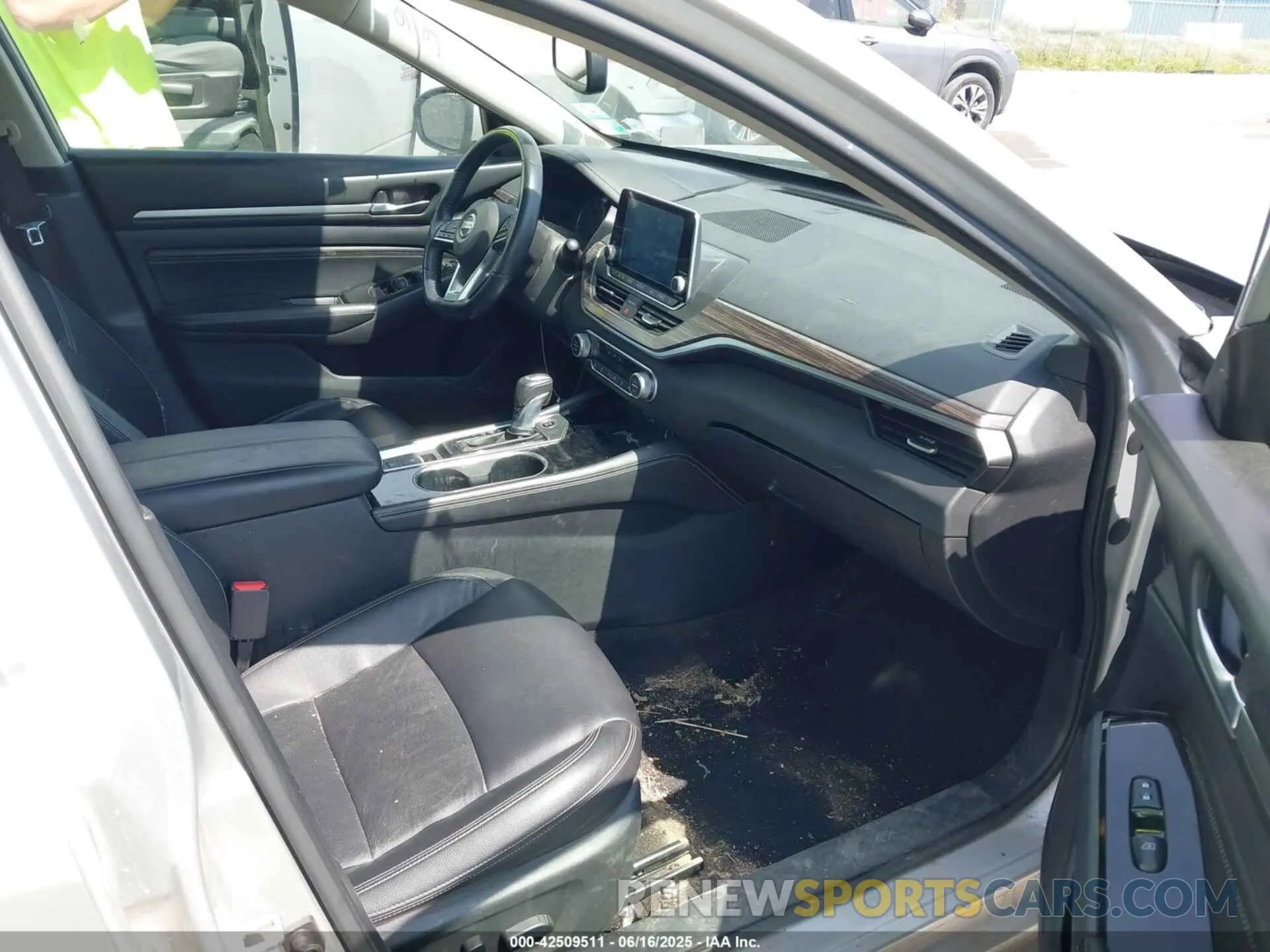 5 Photograph of a damaged car 1N4BL4EVXLC243593 NISSAN ALTIMA 2020