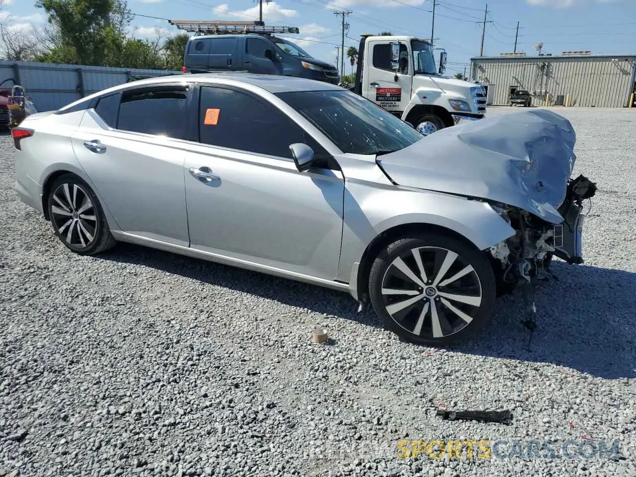 4 Photograph of a damaged car 1N4BL4FV3LN304690 NISSAN ALTIMA 2020
