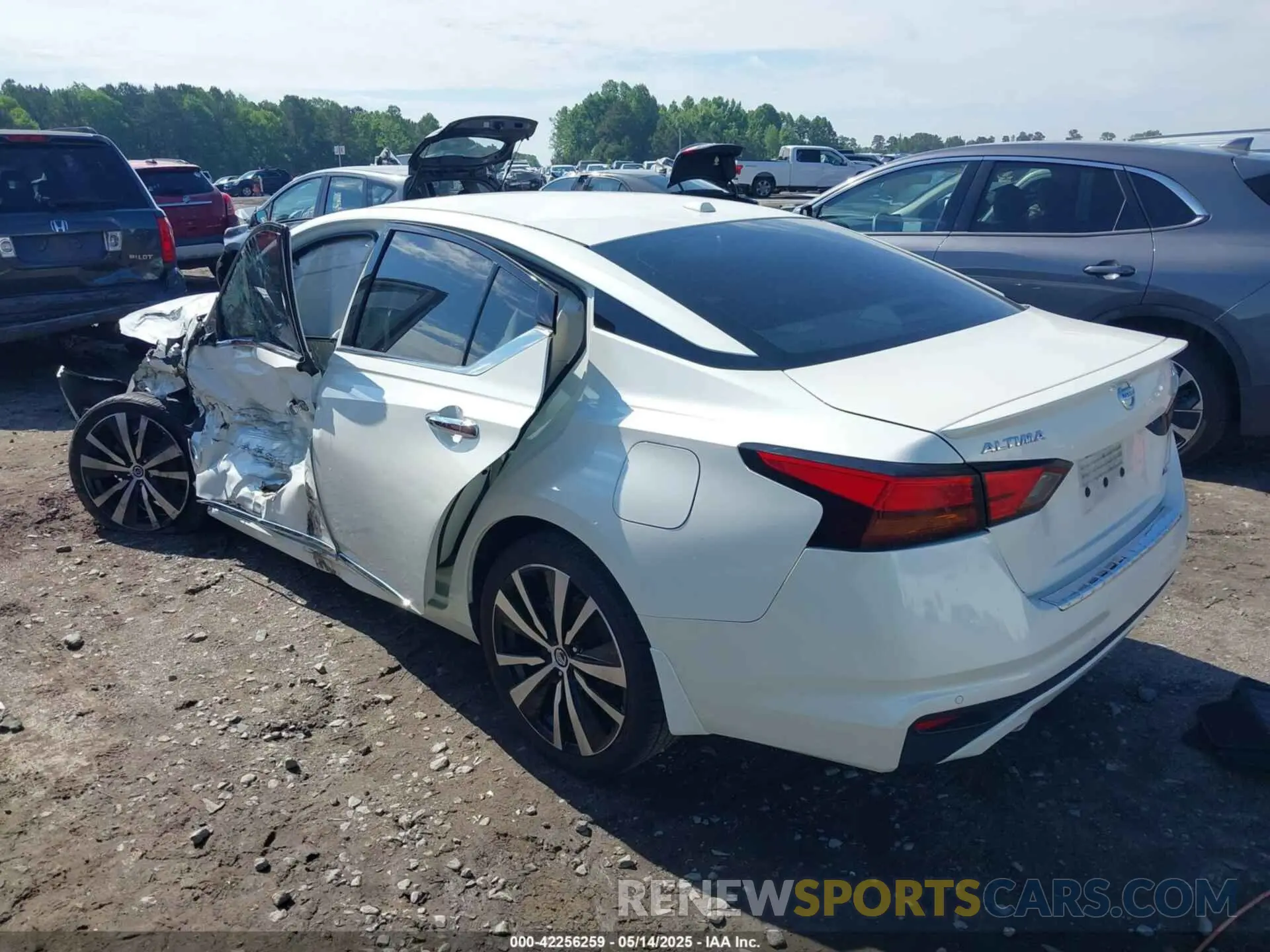 3 Photograph of a damaged car 1N4BL4FW8LC127591 NISSAN ALTIMA 2020