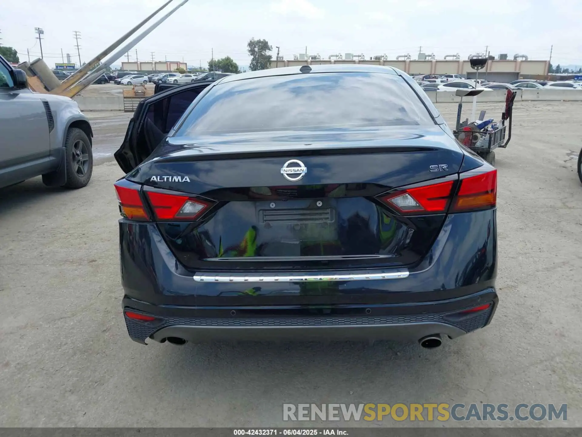 17 Photograph of a damaged car 1N4BL4CV1MN402011 NISSAN ALTIMA 2021