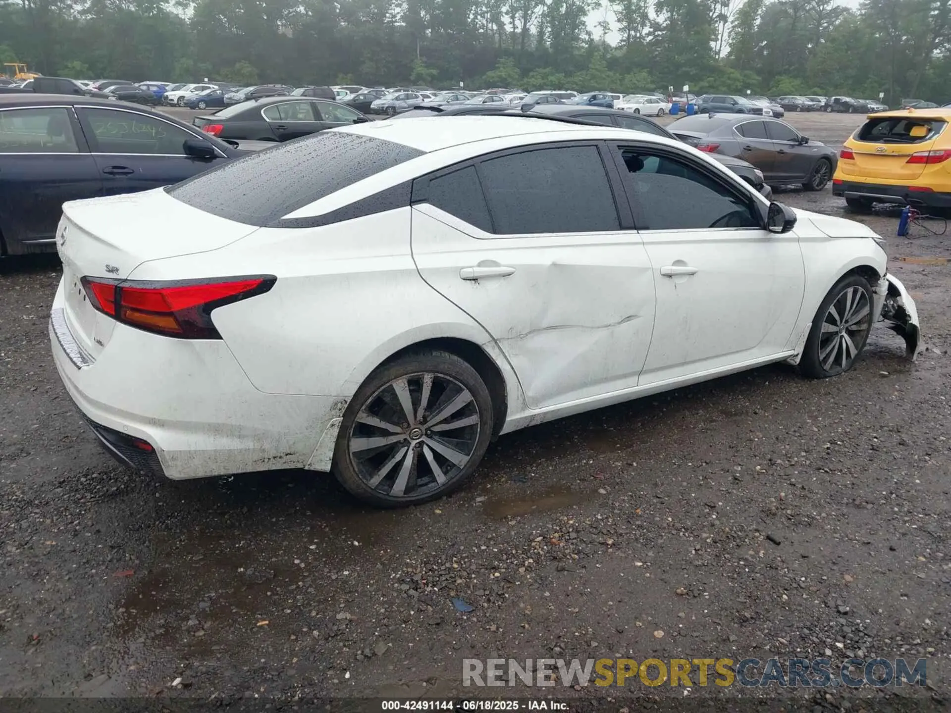 4 Photograph of a damaged car 1N4BL4CW5MN304172 NISSAN ALTIMA 2021