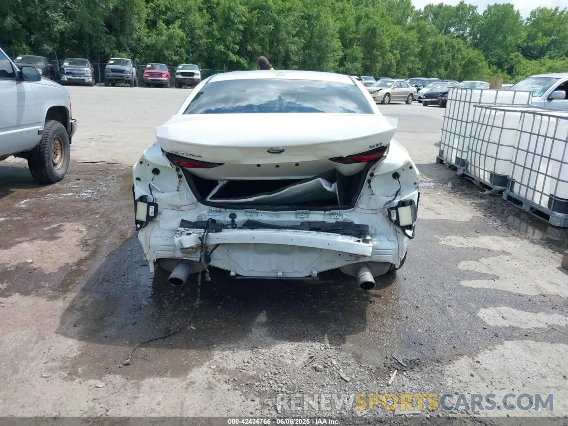 17 Photograph of a damaged car 1N4BL4CV5NN331185 NISSAN ALTIMA 2022
