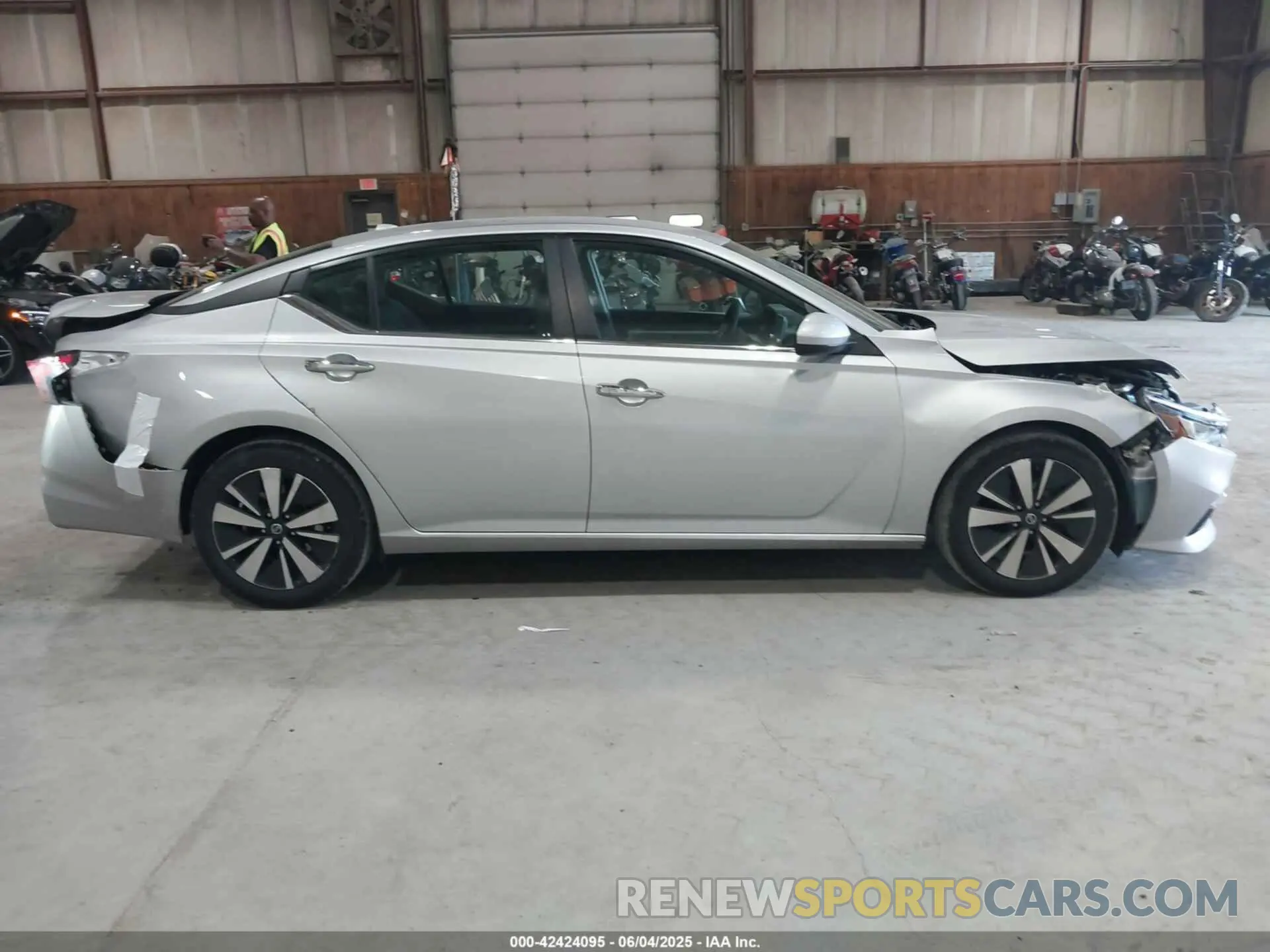 13 Photograph of a damaged car 1N4BL4DV4NN317096 NISSAN ALTIMA 2022