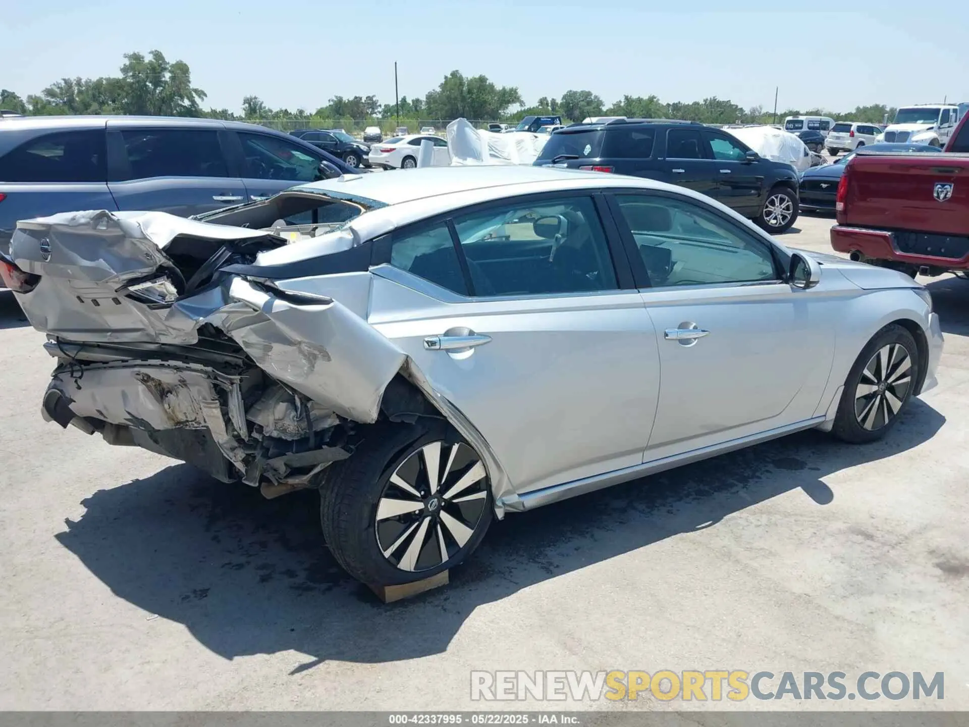 18 Photograph of a damaged car 1N4BL4DV9NN356248 NISSAN ALTIMA 2022